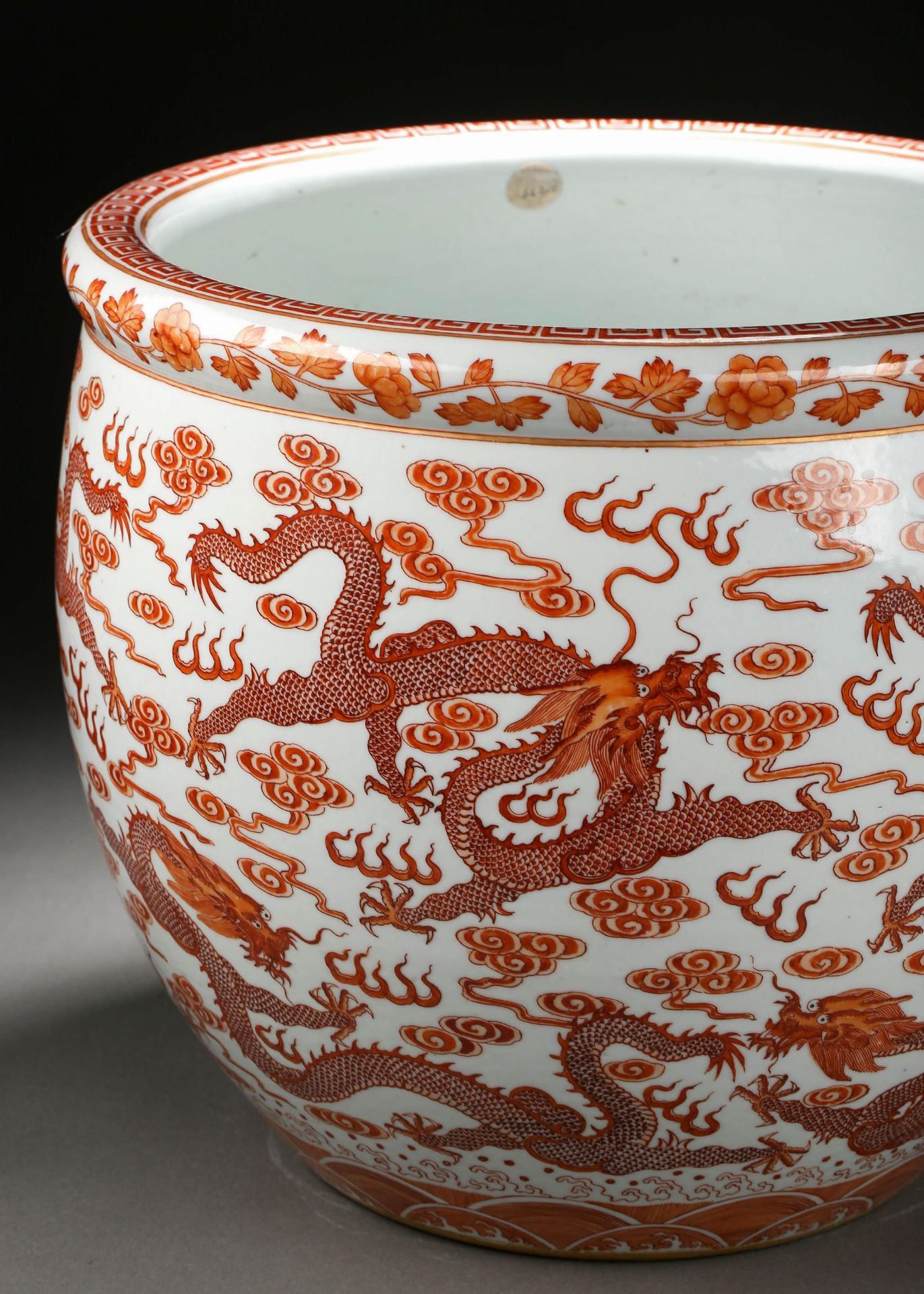 A Chinese Iron Red and Gilt Dragon Jardiniere - Bild 8 aus 12