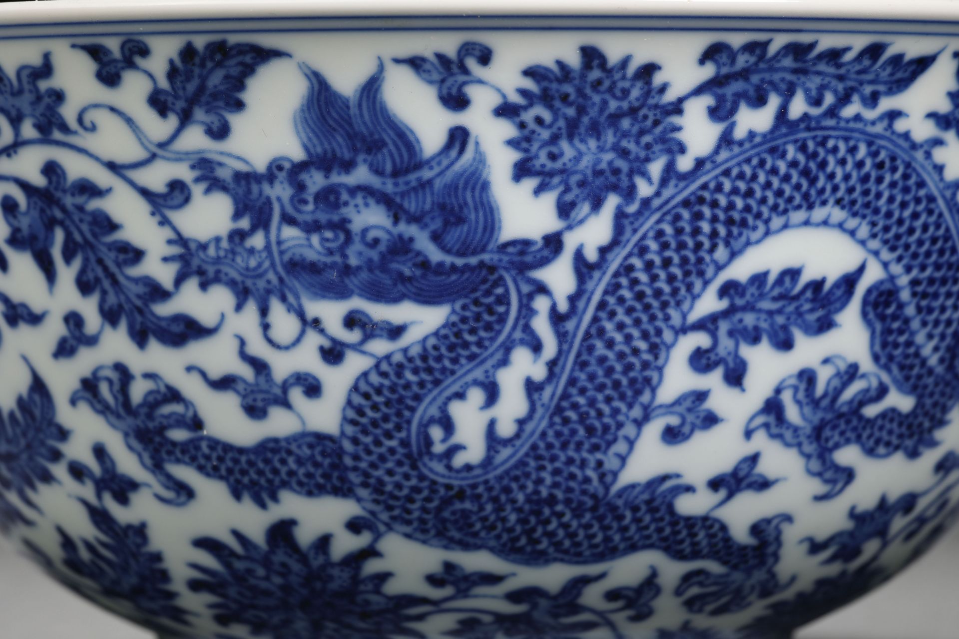 A Chinese Blue and White Floral and Dragons Bowl - Bild 2 aus 12