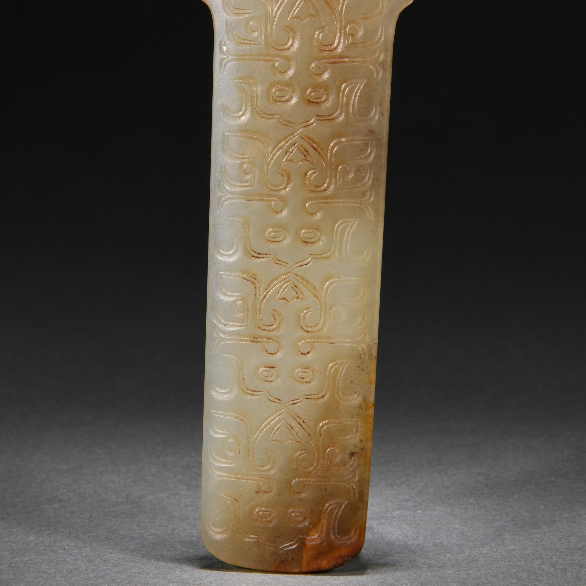 A Chinese Carved Jade Ornament - Bild 4 aus 7