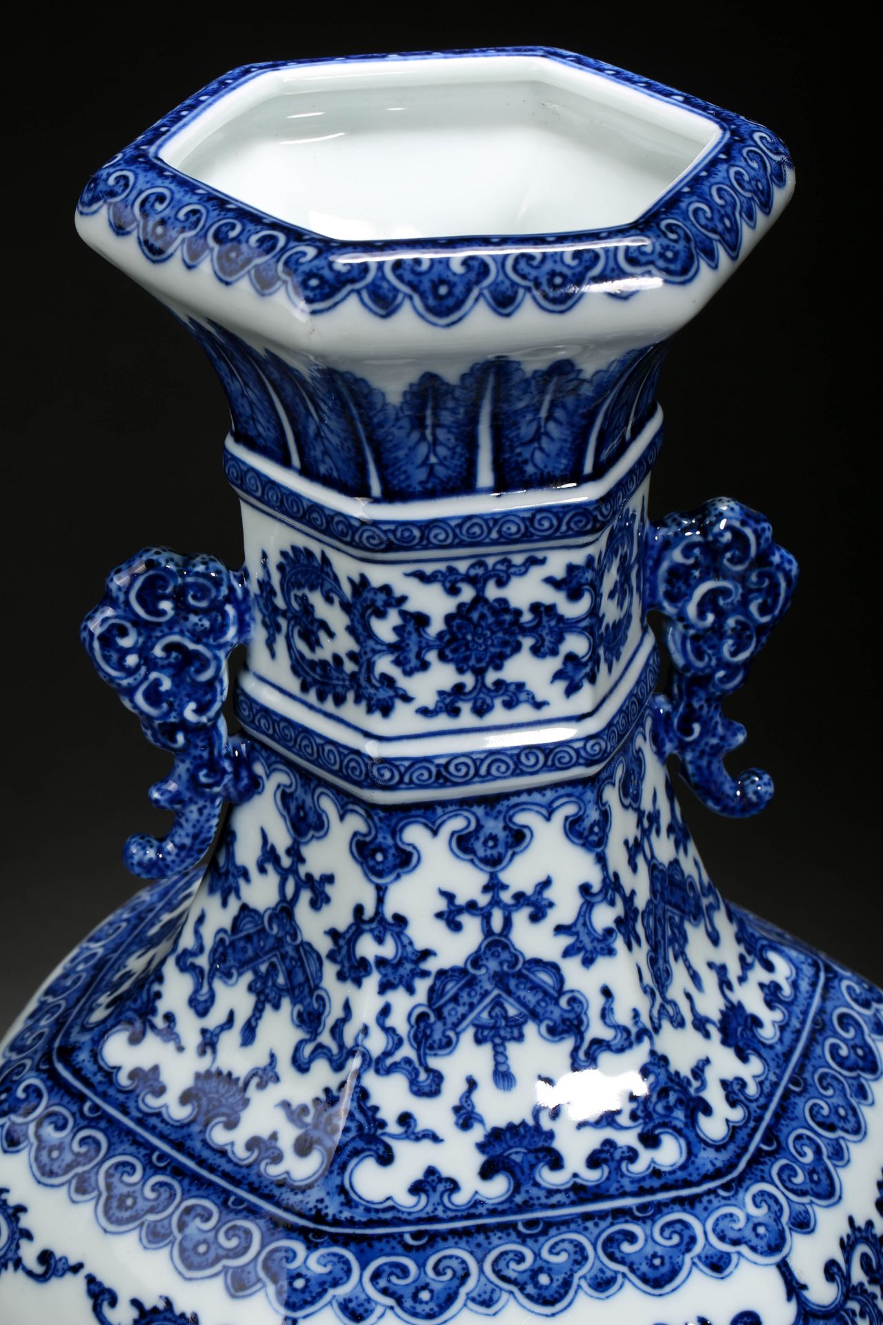 A Chinese Blue and White Hexagonal Vase - Bild 5 aus 9