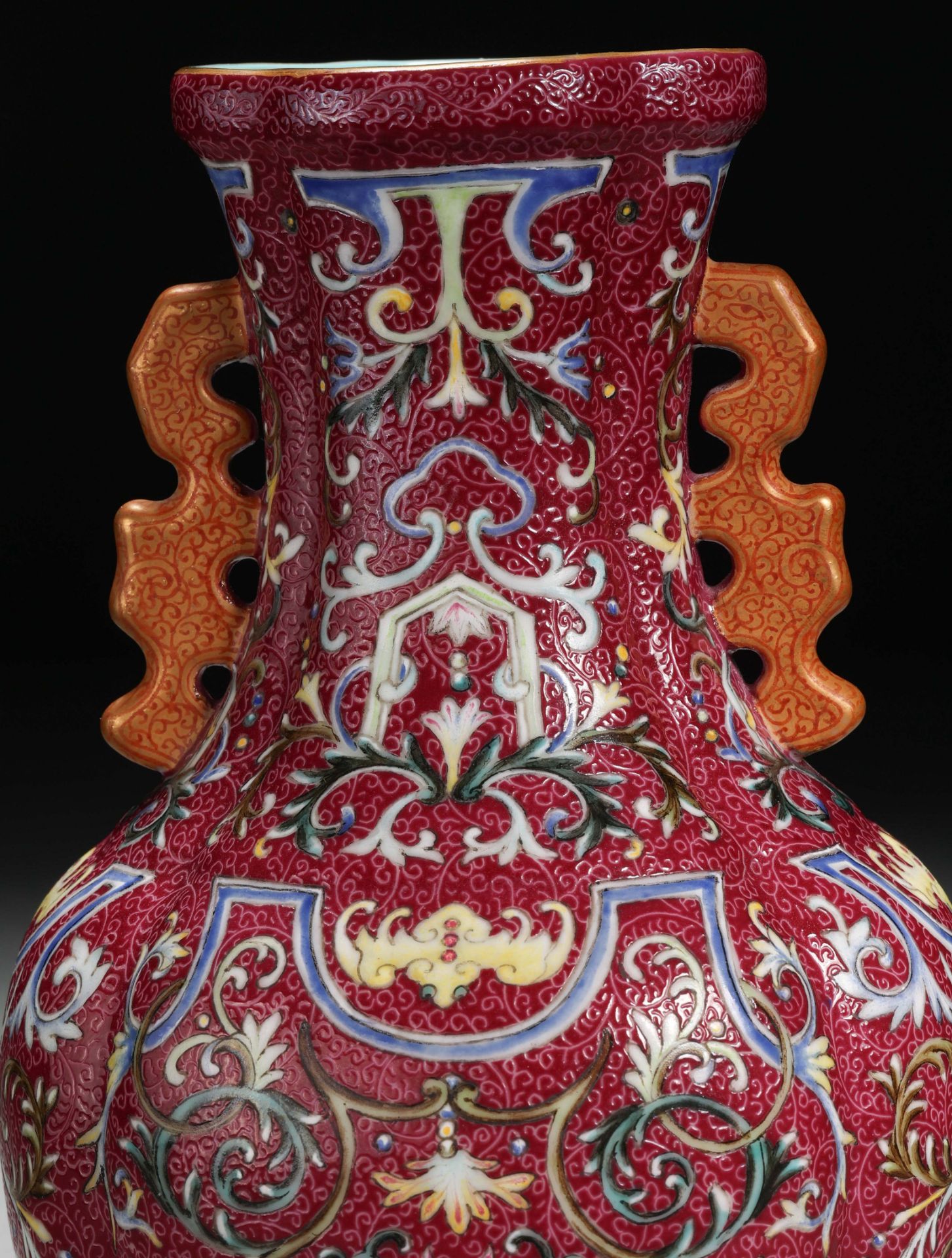 A Chinese Famille Rose and Gilt Vase - Bild 2 aus 11