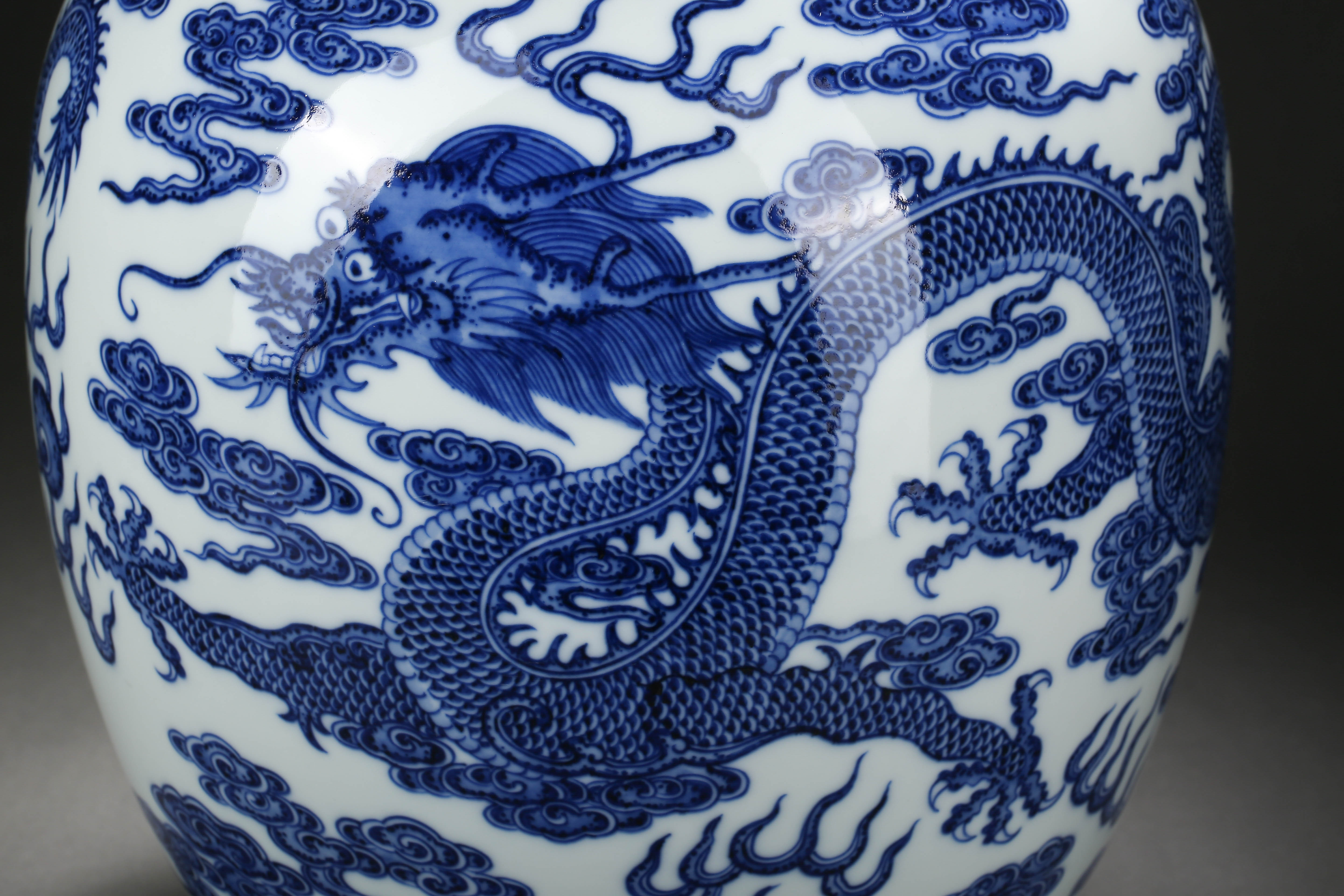 A Chinese Blue and White Dragons Vase Qianlong Mark - Image 3 of 11