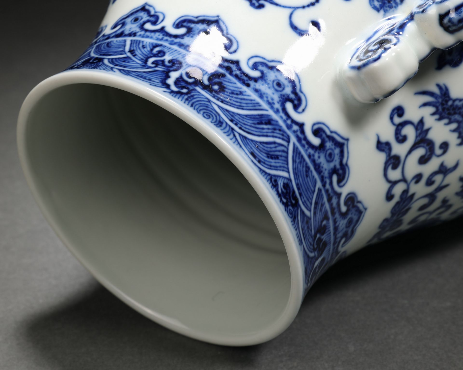 A Chinese Blue and White Dragon Zun Vase - Bild 9 aus 11