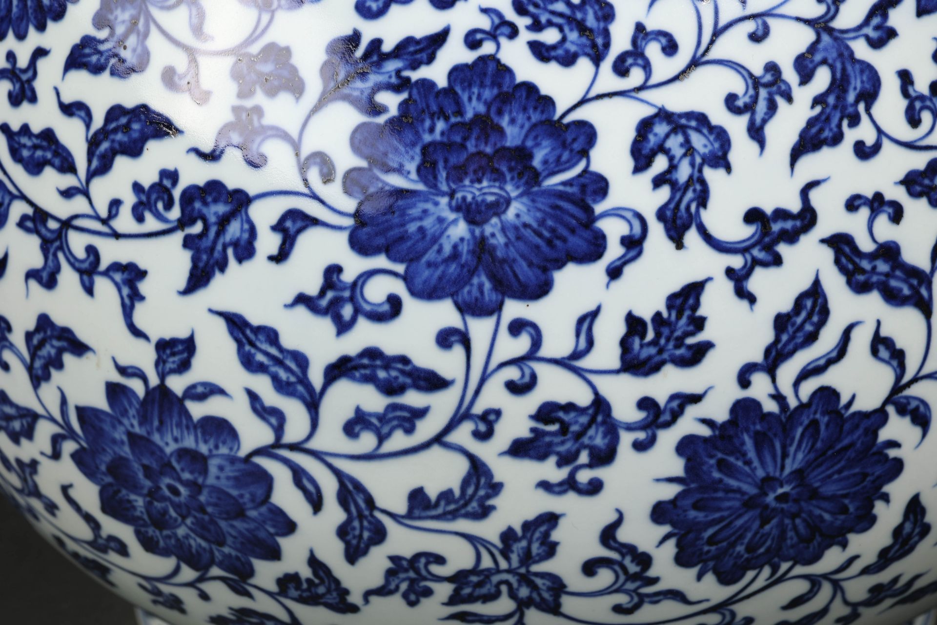 A Chinese Blue and White Floral Scrolls Zun Vase - Image 5 of 13