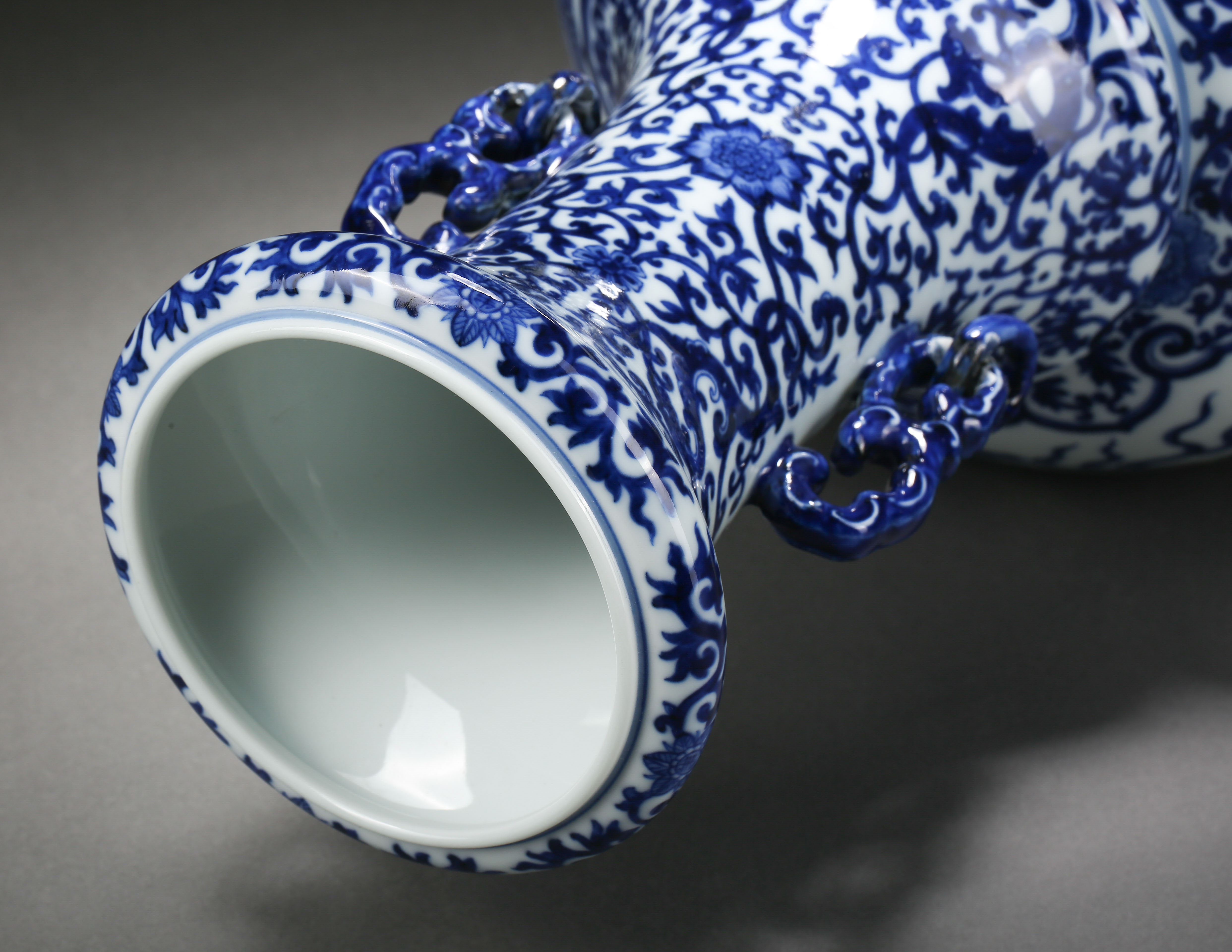 A Chinese Blue and White Dragons Vase Qianlong Mark - Image 9 of 11