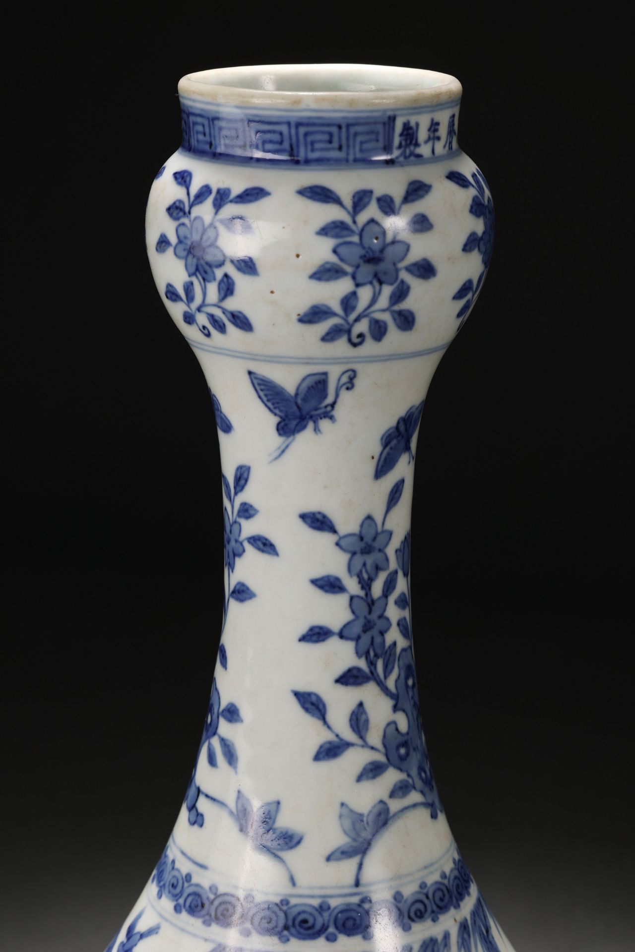 A Chinese Blue and White Garlic Head Vase - Bild 7 aus 11