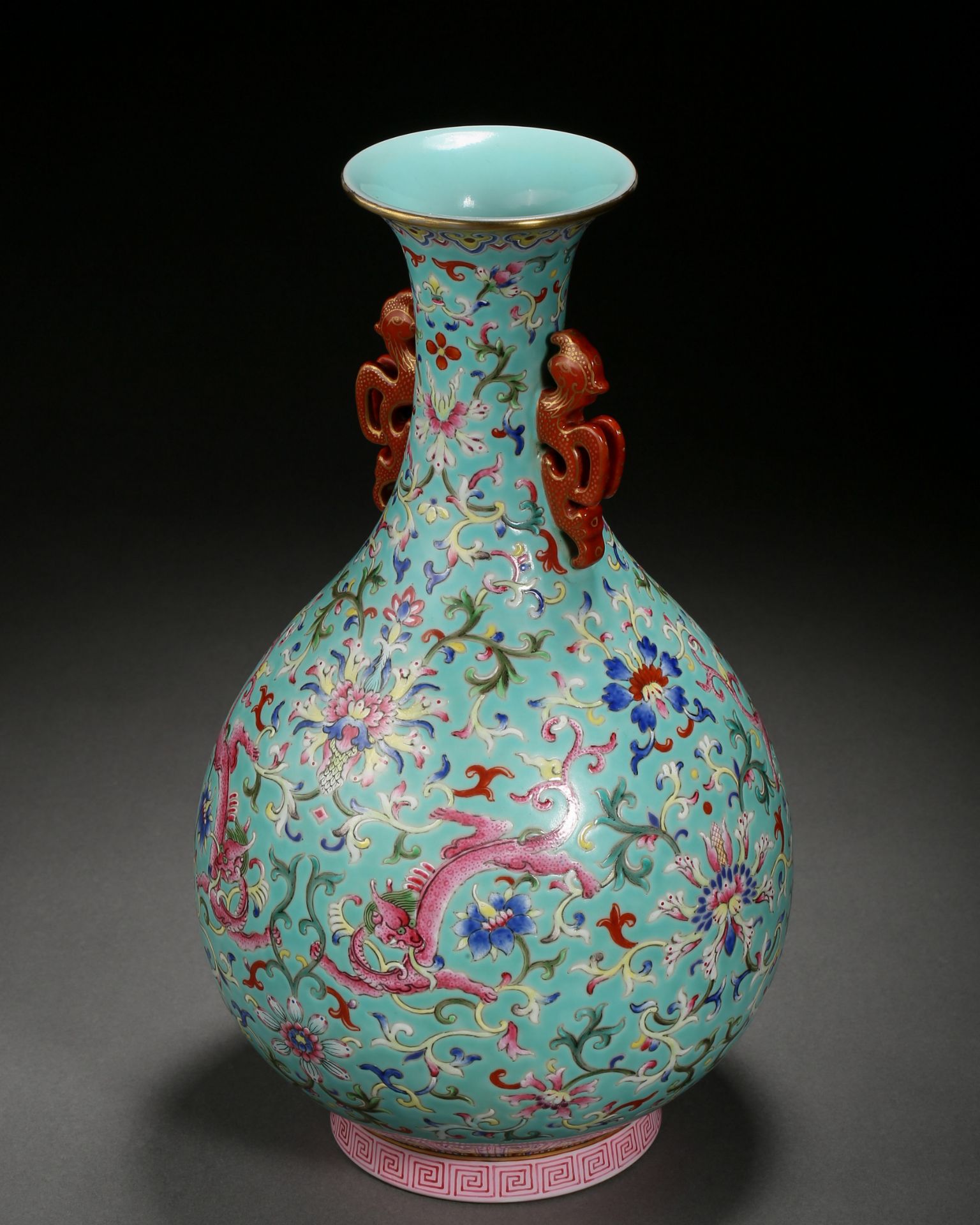 A Chinese Turquoise Ground and Famille Rose Chilong Vase - Bild 2 aus 10