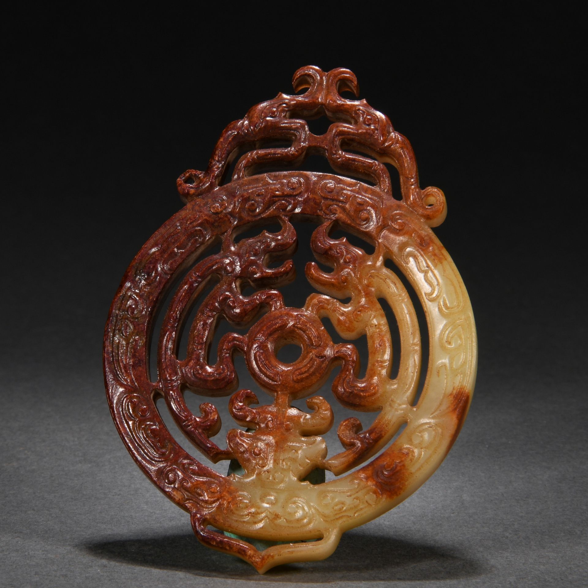 A Chinese Carved Jade Ornament - Bild 2 aus 8