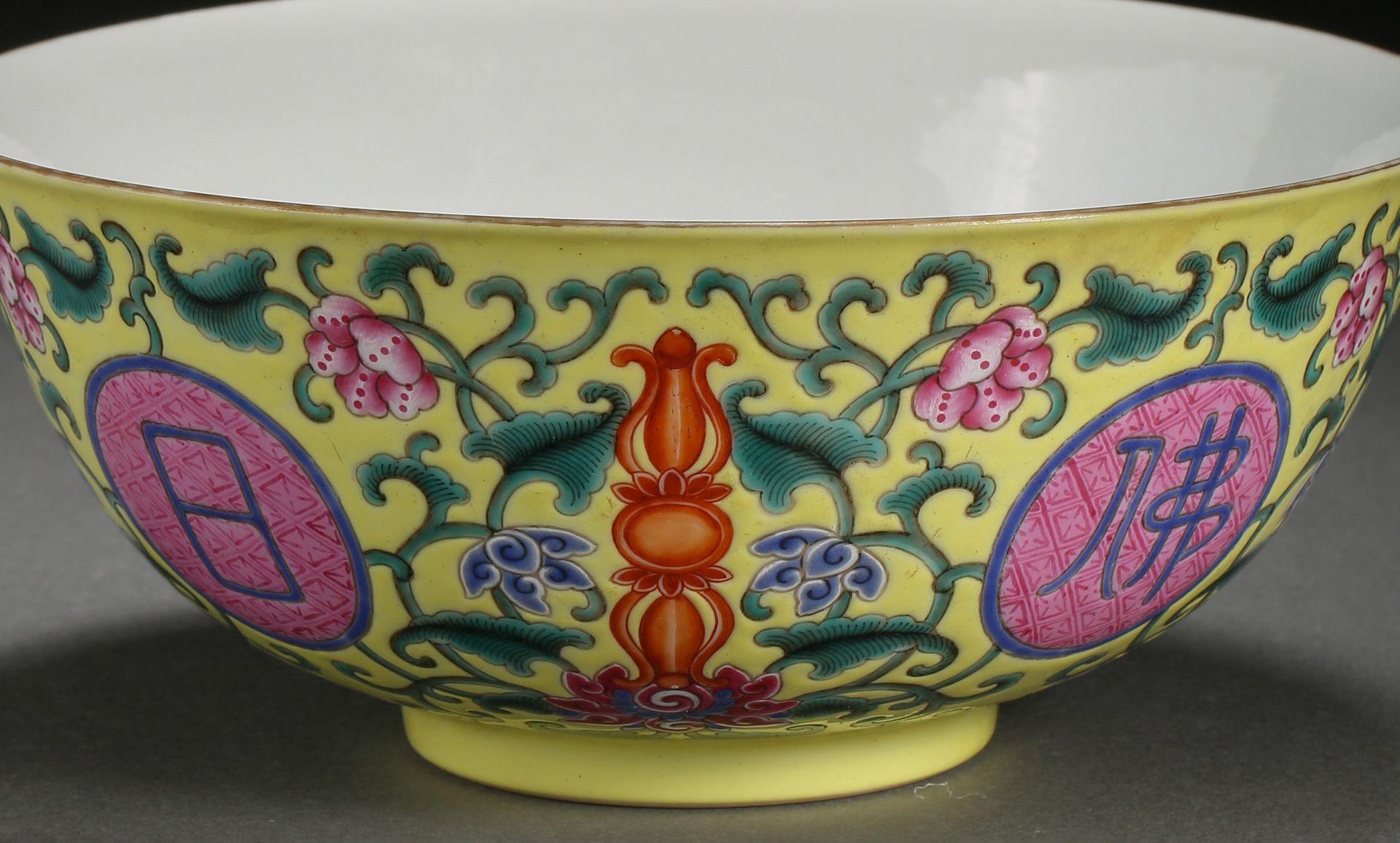 A Chinese Famille Rose Medallion Bowl - Bild 6 aus 8