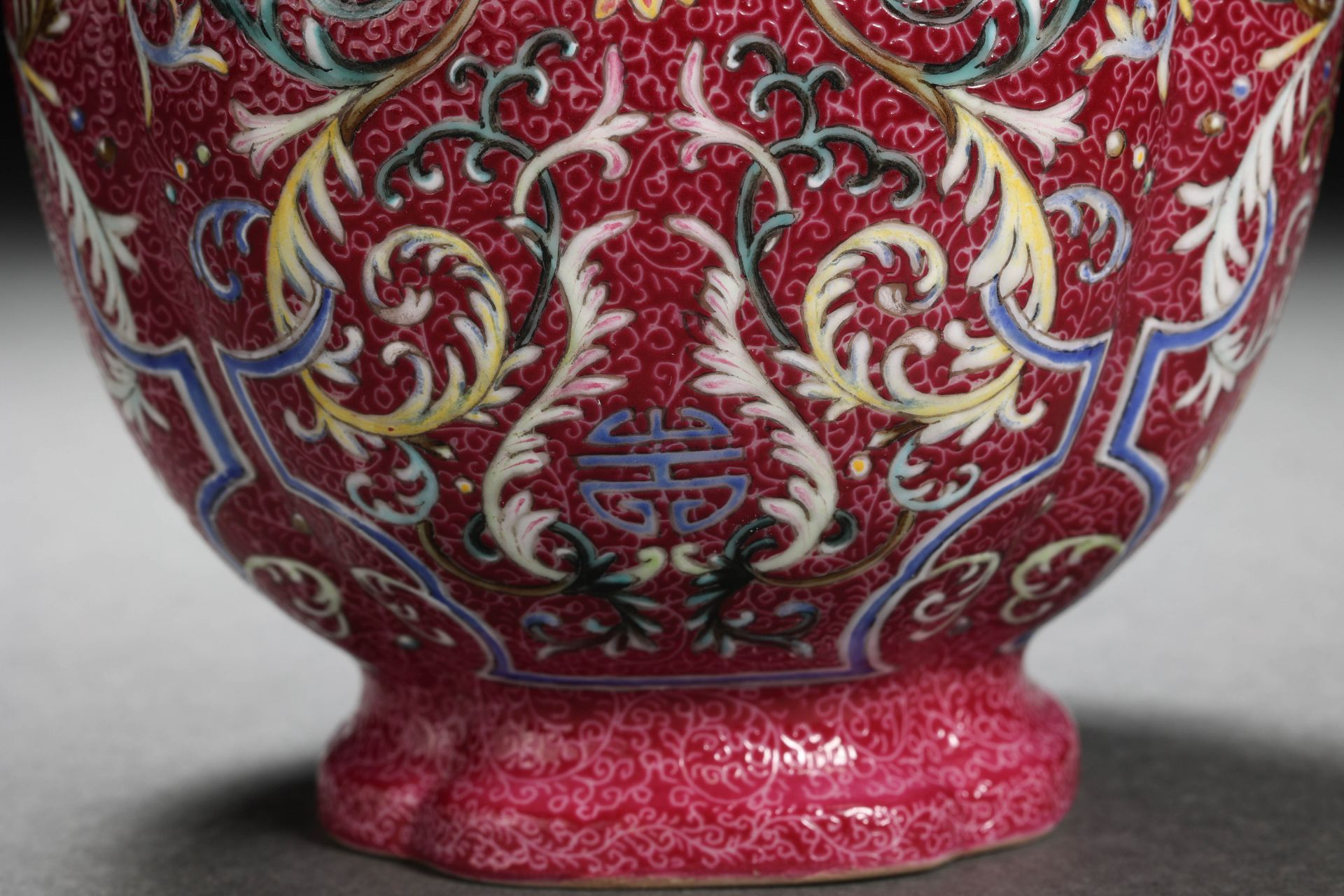 A Chinese Famille Rose and Gilt Vase - Bild 9 aus 11