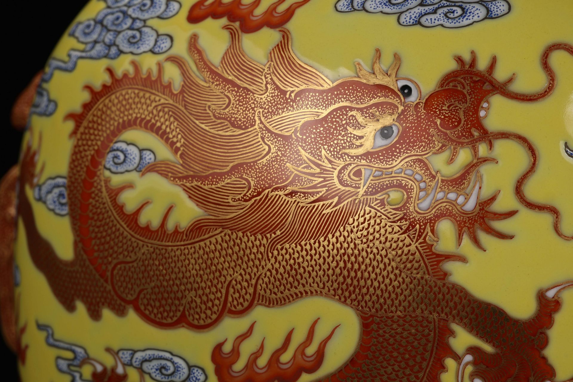 A Chinese Falangcai and Gilt Dragon Vase - Image 8 of 13