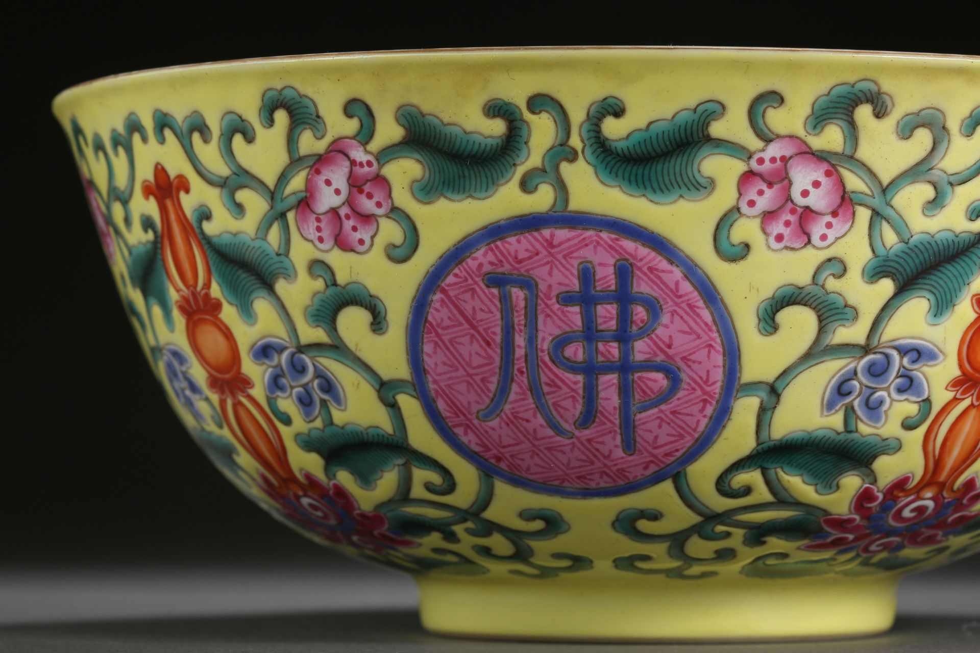 A Chinese Famille Rose Medallion Bowl - Bild 4 aus 8