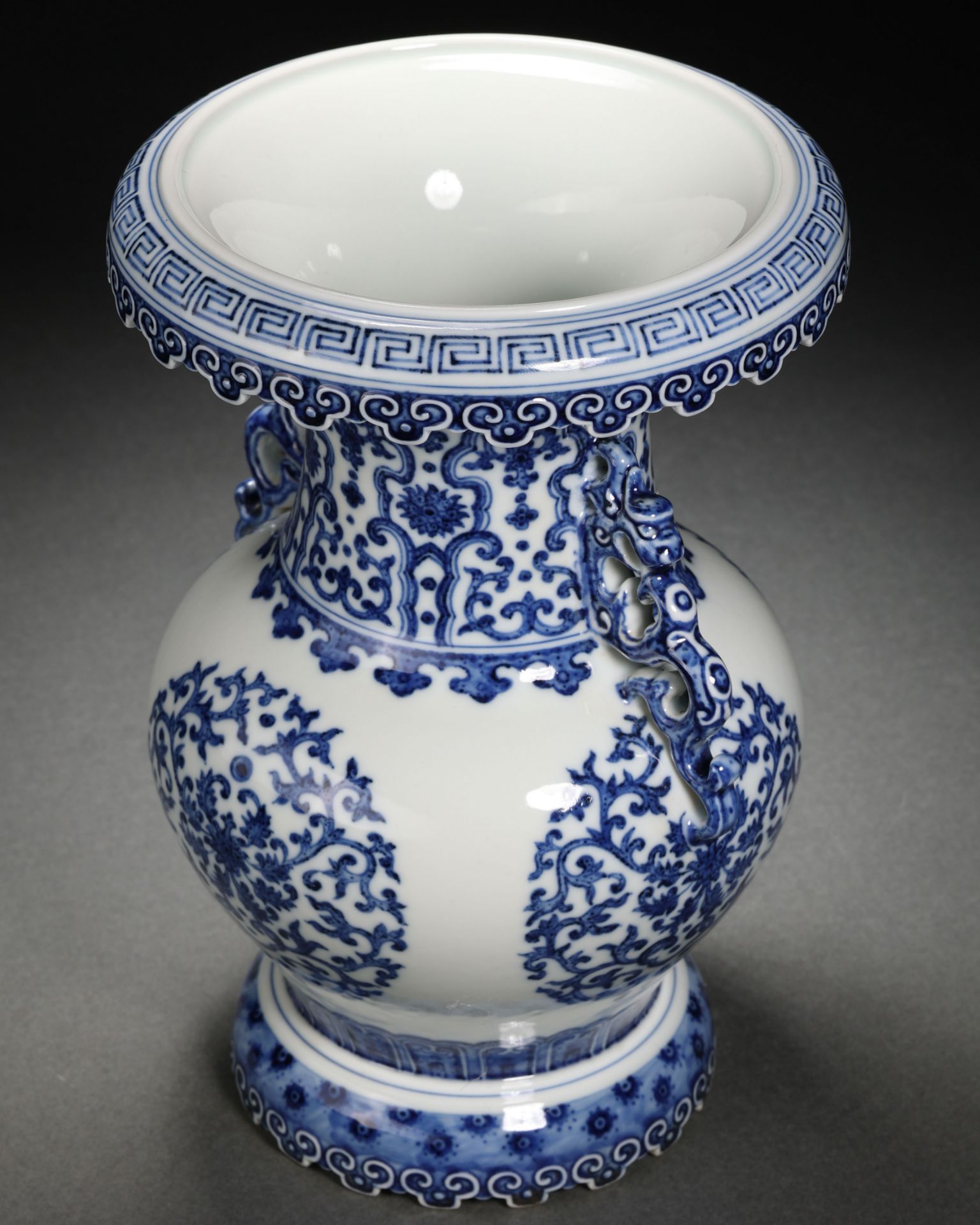 A Chinese Blue and White Floral Scrolls Zun Vase - Bild 6 aus 13