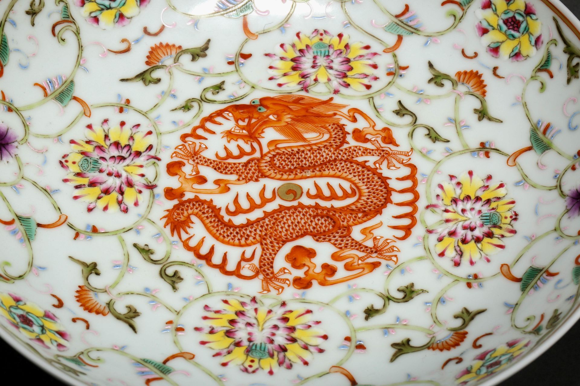 A Chinese Famille Rose Dragon and Floral Plate - Bild 4 aus 6