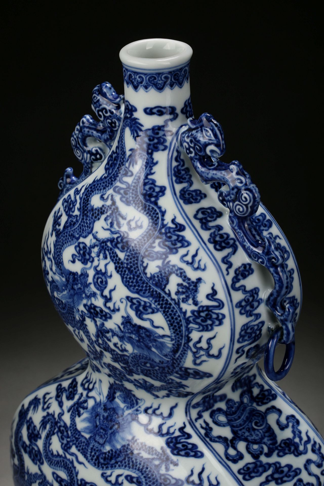 A Chinese Blue and White Dragon Double Gourds Vase - Bild 4 aus 11