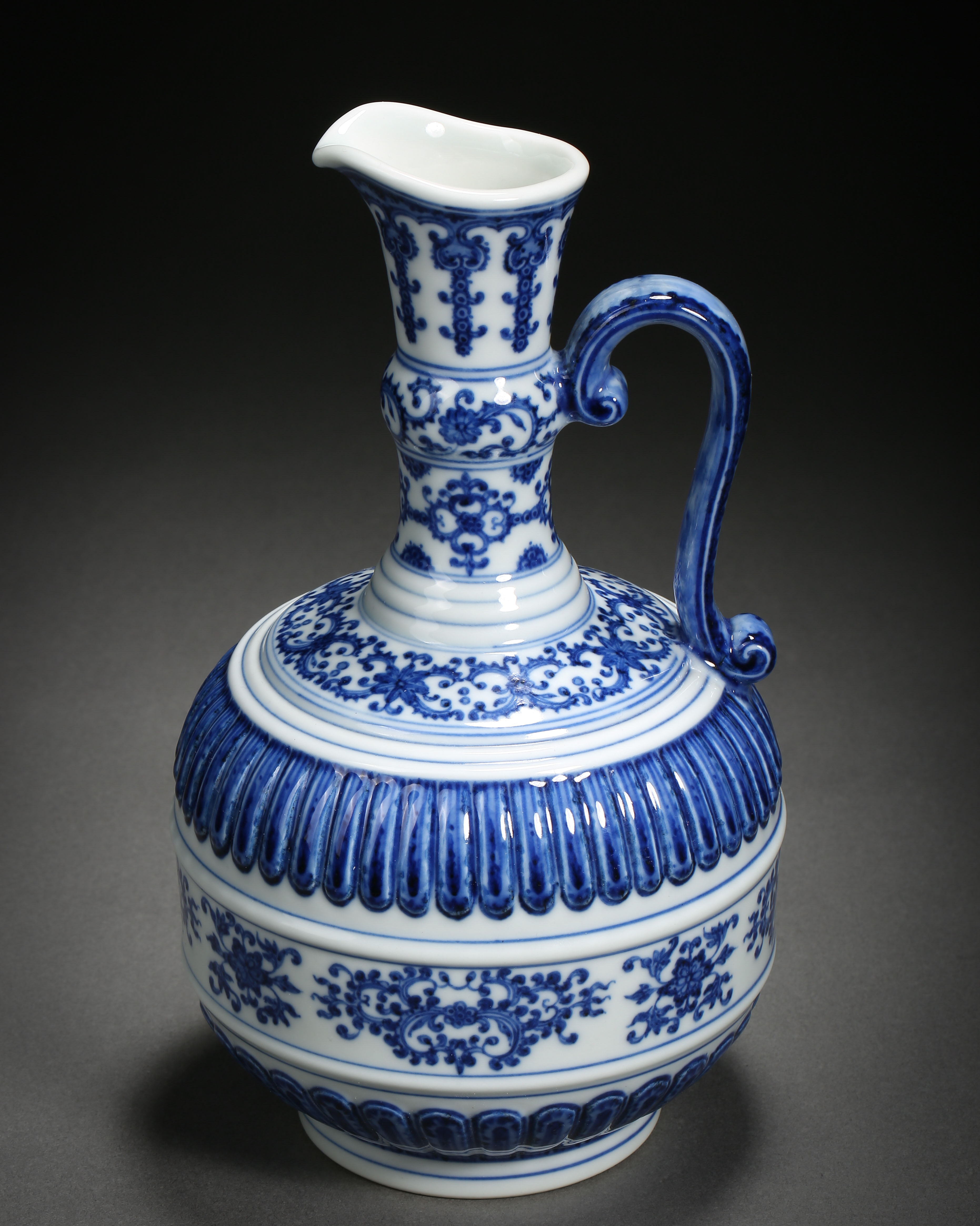 A Chinese Blue and White Floral Scrolls Ewer - Image 2 of 10