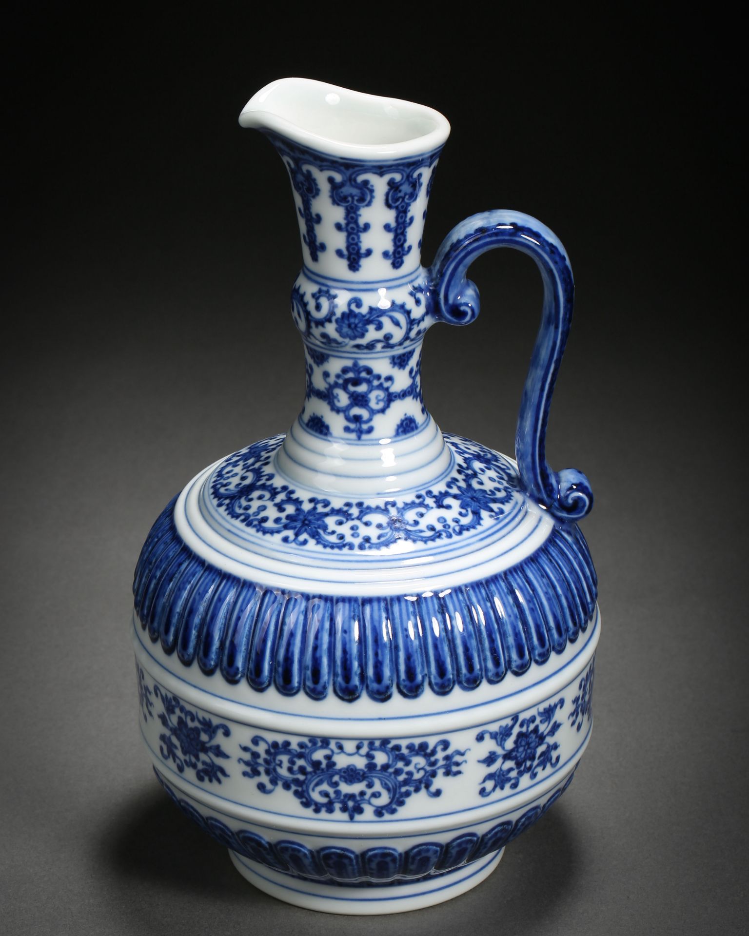 A Chinese Blue and White Floral Scrolls Ewer - Bild 2 aus 10