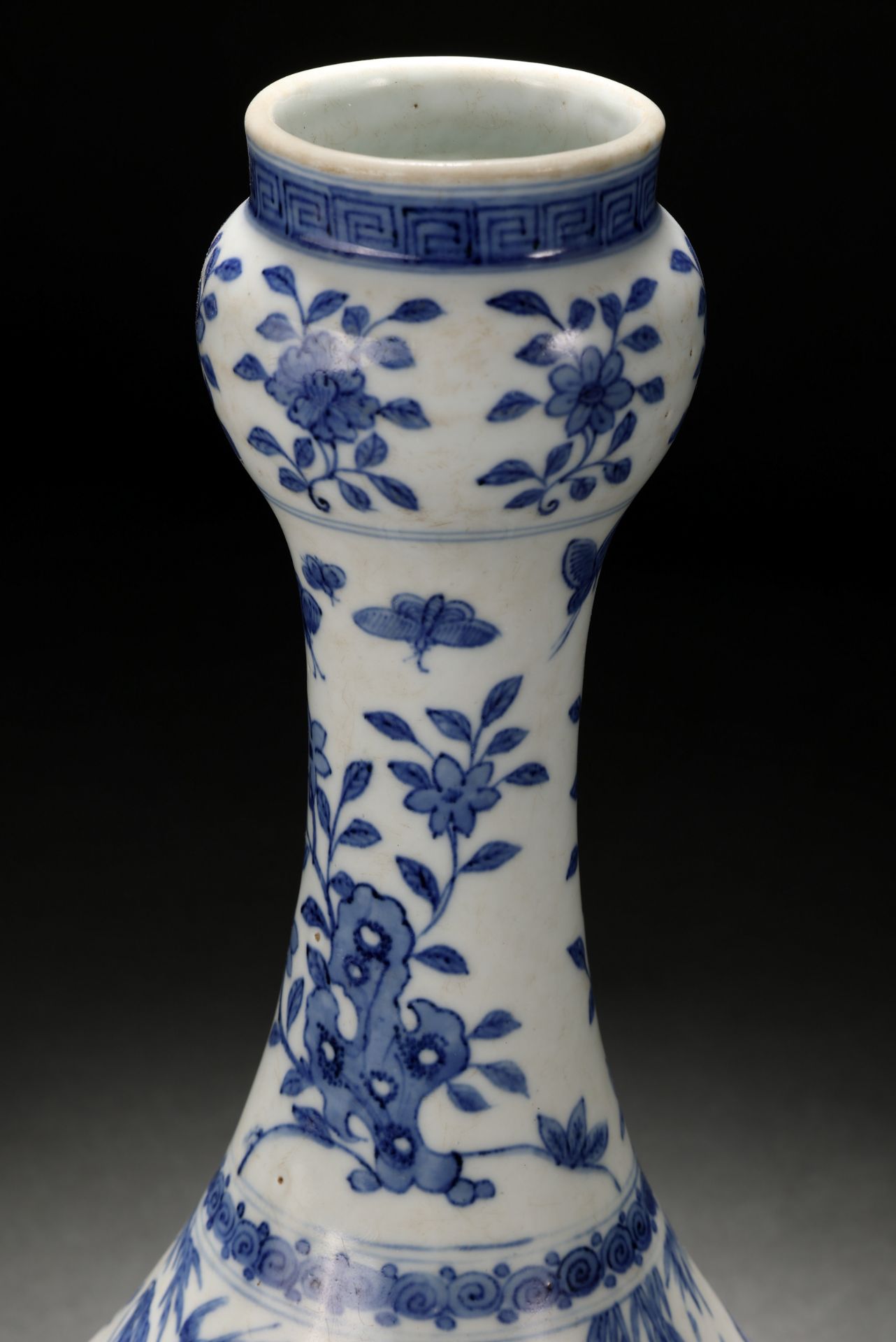 A Chinese Blue and White Garlic Head Vase - Bild 3 aus 11