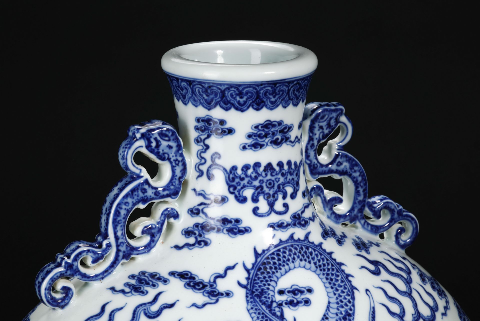 A Chinese Blue and White Dragon Moon Flask - Image 2 of 13