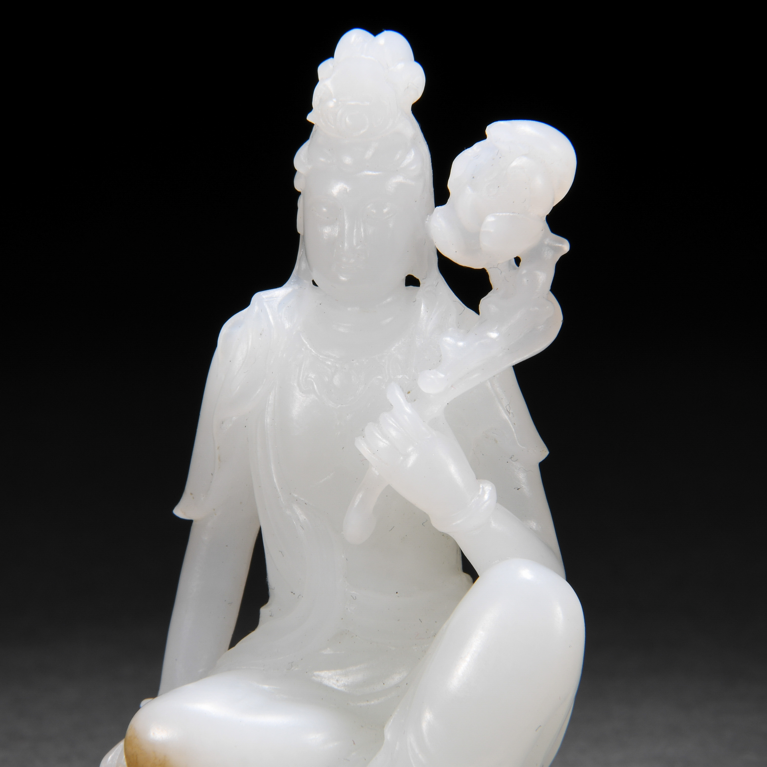 A Chinese Carved White Jade Seated Guanyin - Image 7 of 9