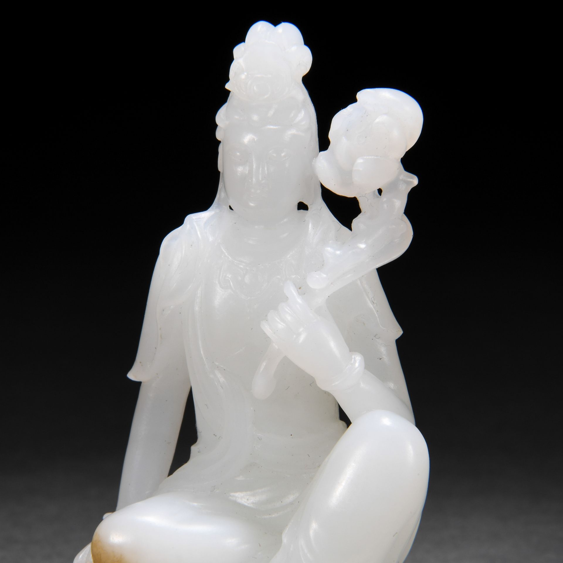 A Chinese Carved White Jade Seated Guanyin - Image 7 of 9