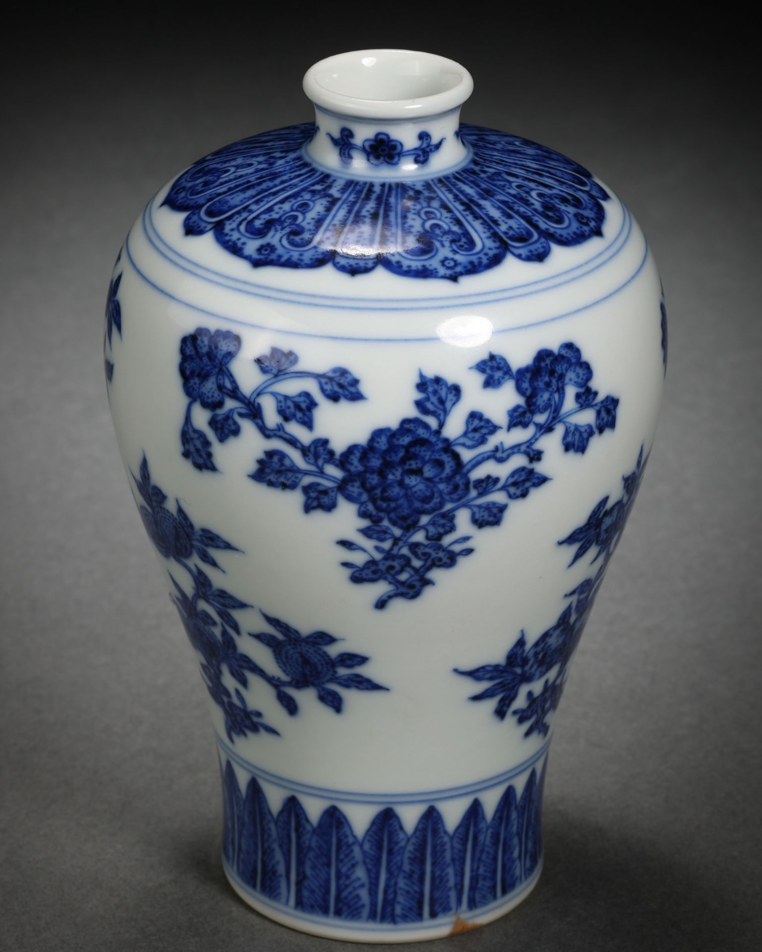 A Chinese Blue and White Fruits Vase Meiping - Bild 5 aus 9