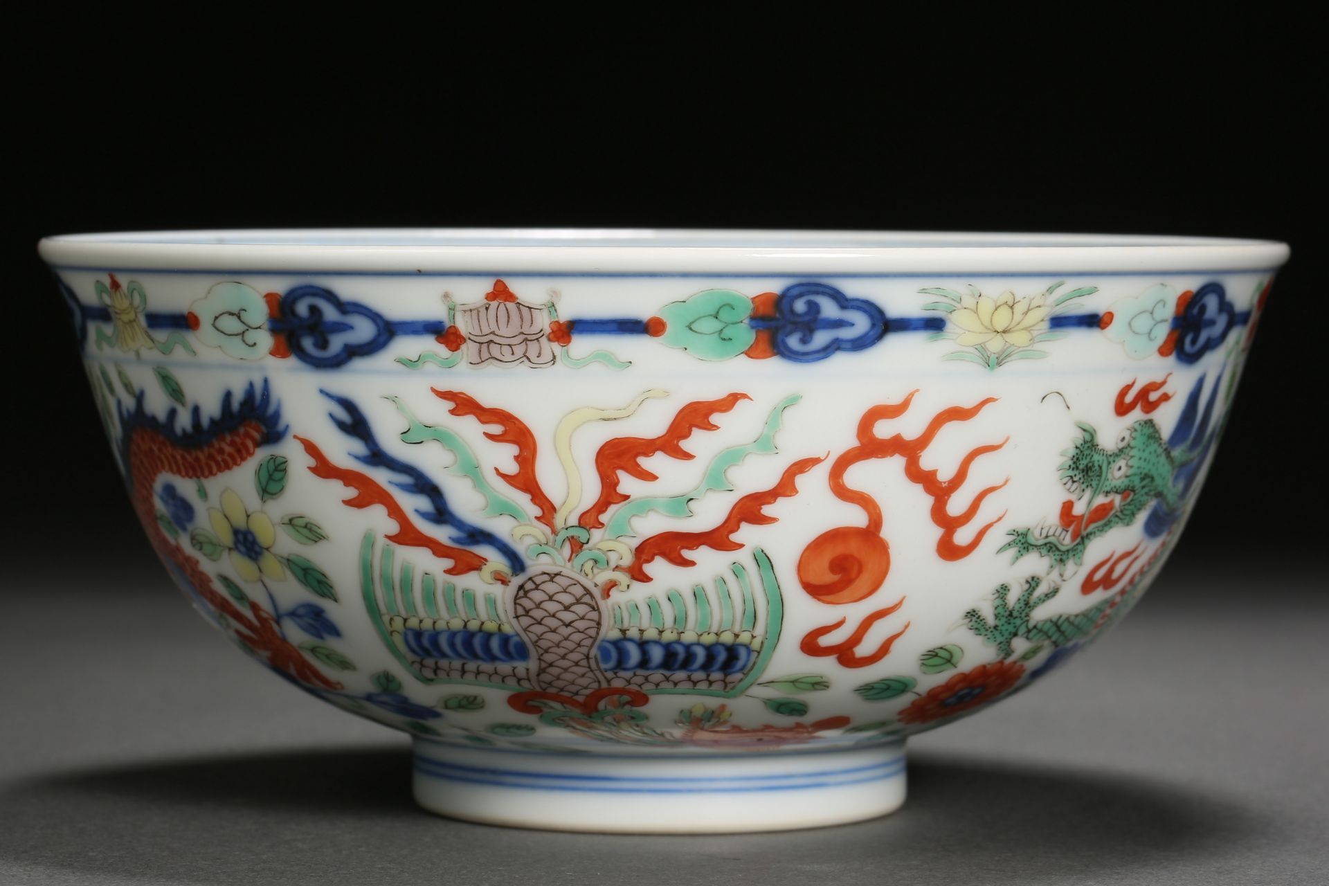 A Chinese Famille Rose Dragon Bowl - Bild 3 aus 10