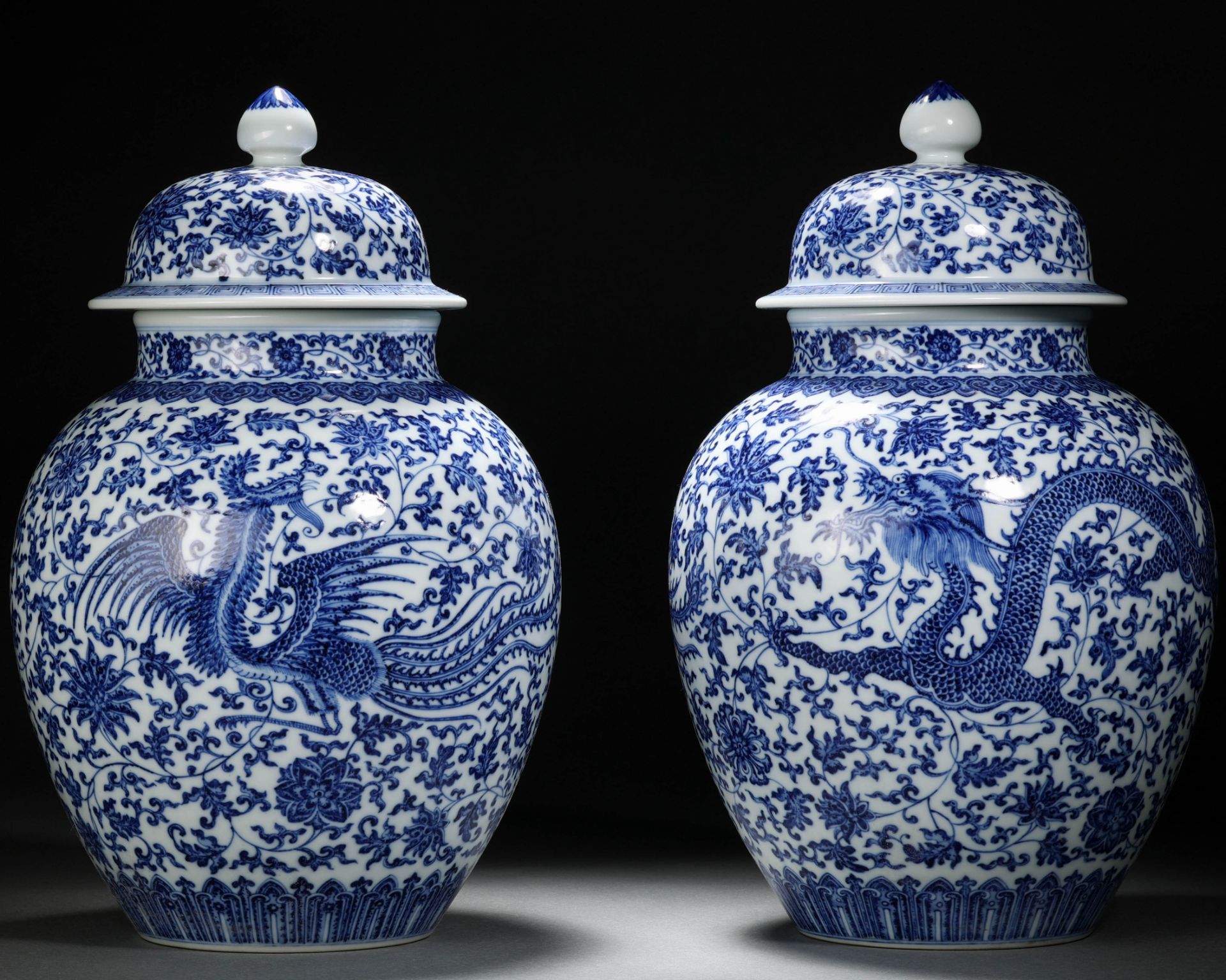 Pair Chinese Blue and White Garnitures with Covers - Bild 2 aus 13