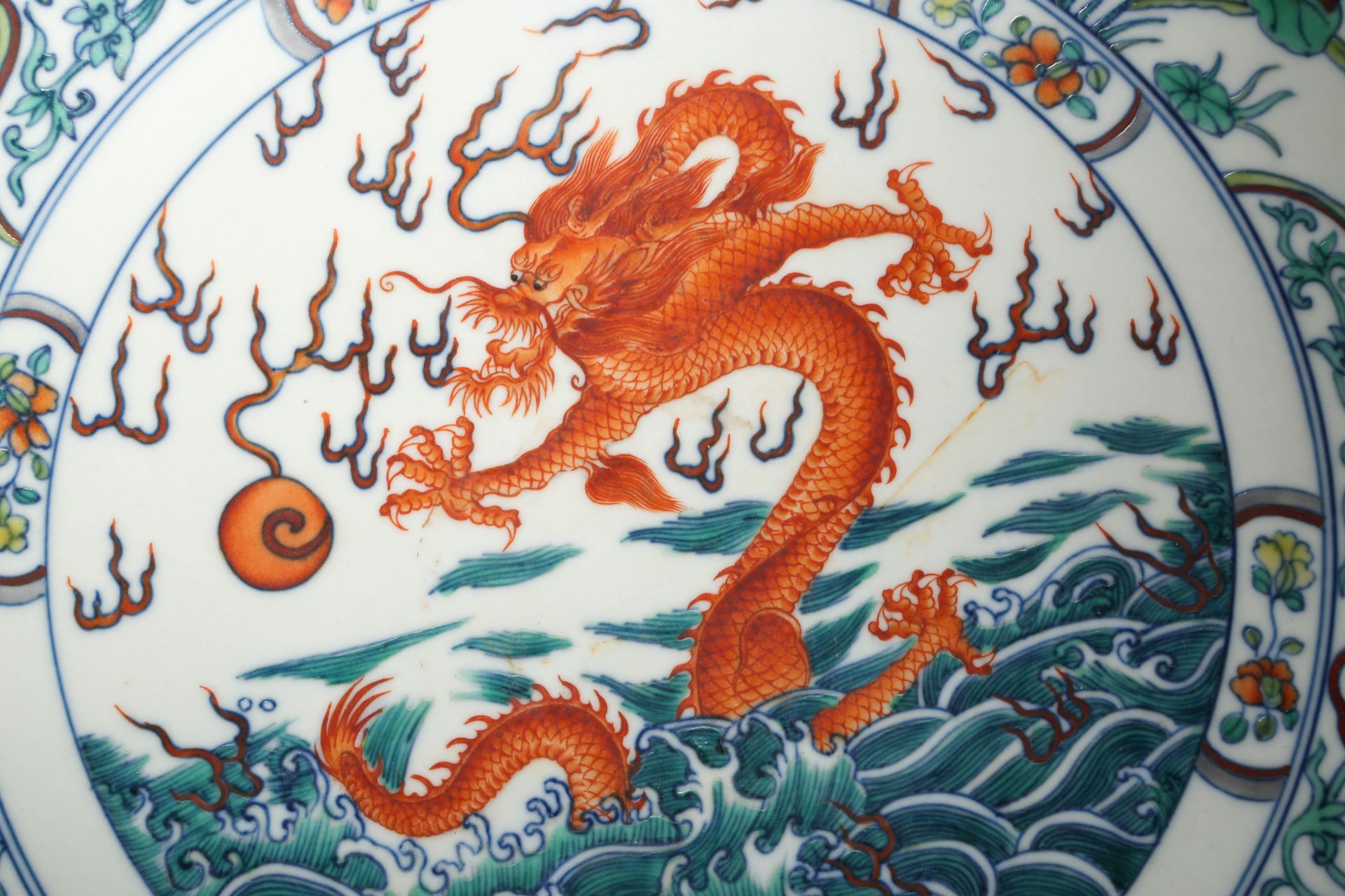 A Chinese Doucai Glaze Dragon and Waves Plate - Bild 7 aus 9