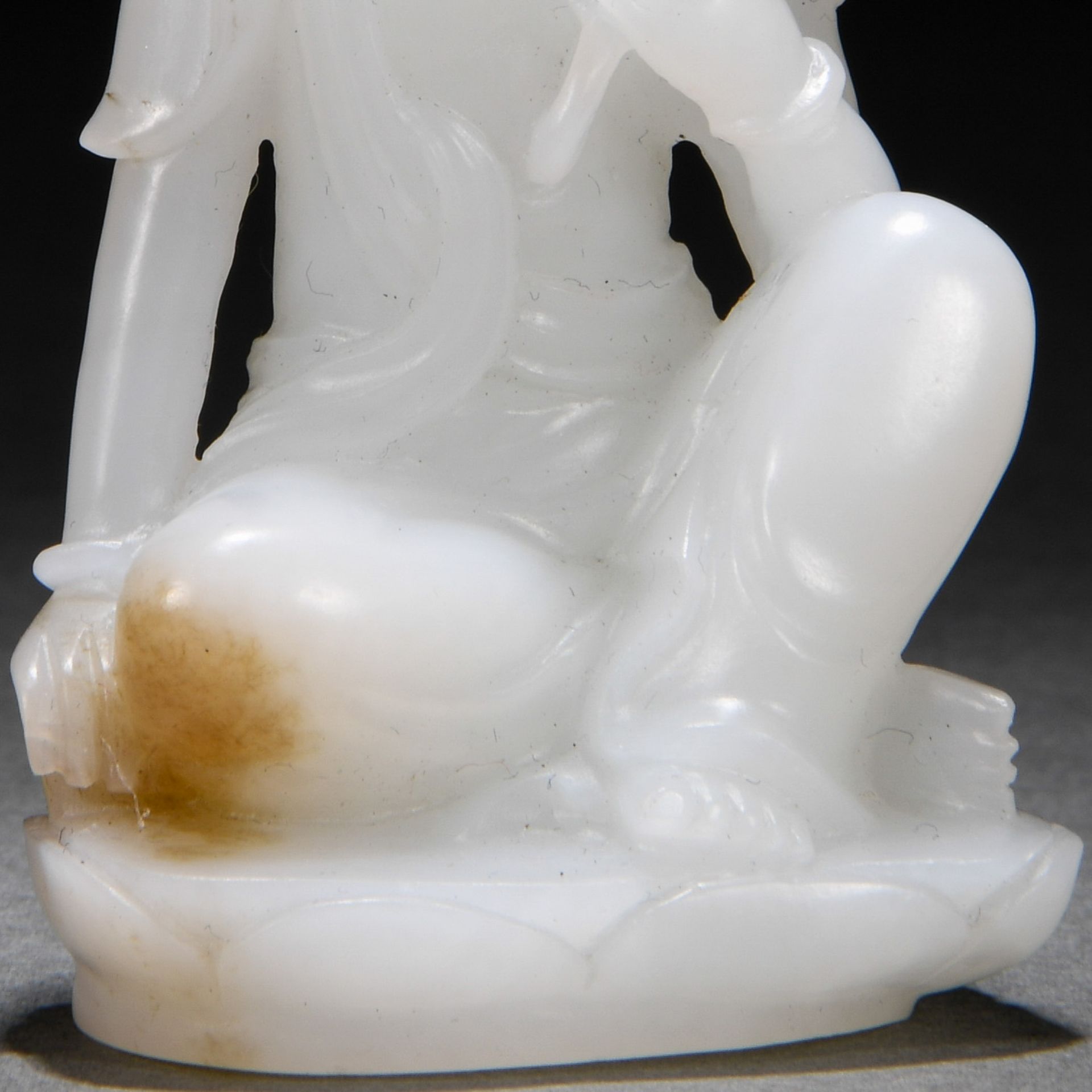 A Chinese Carved White Jade Seated Guanyin - Image 3 of 9