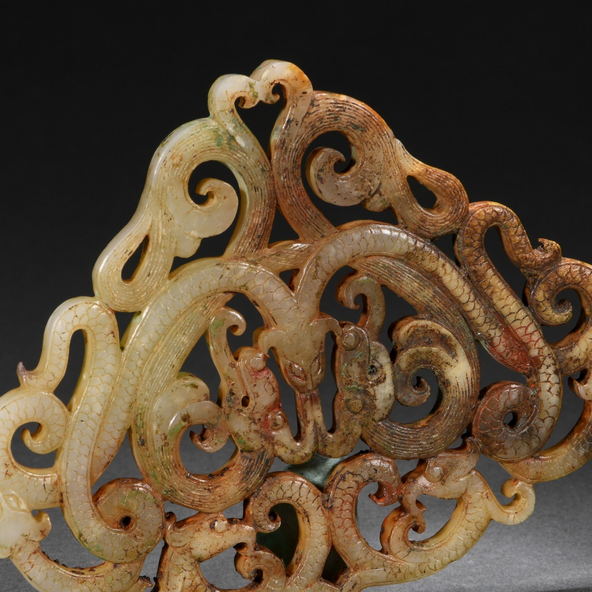 A Chinese Reticulated Jade Ornament - Bild 6 aus 9