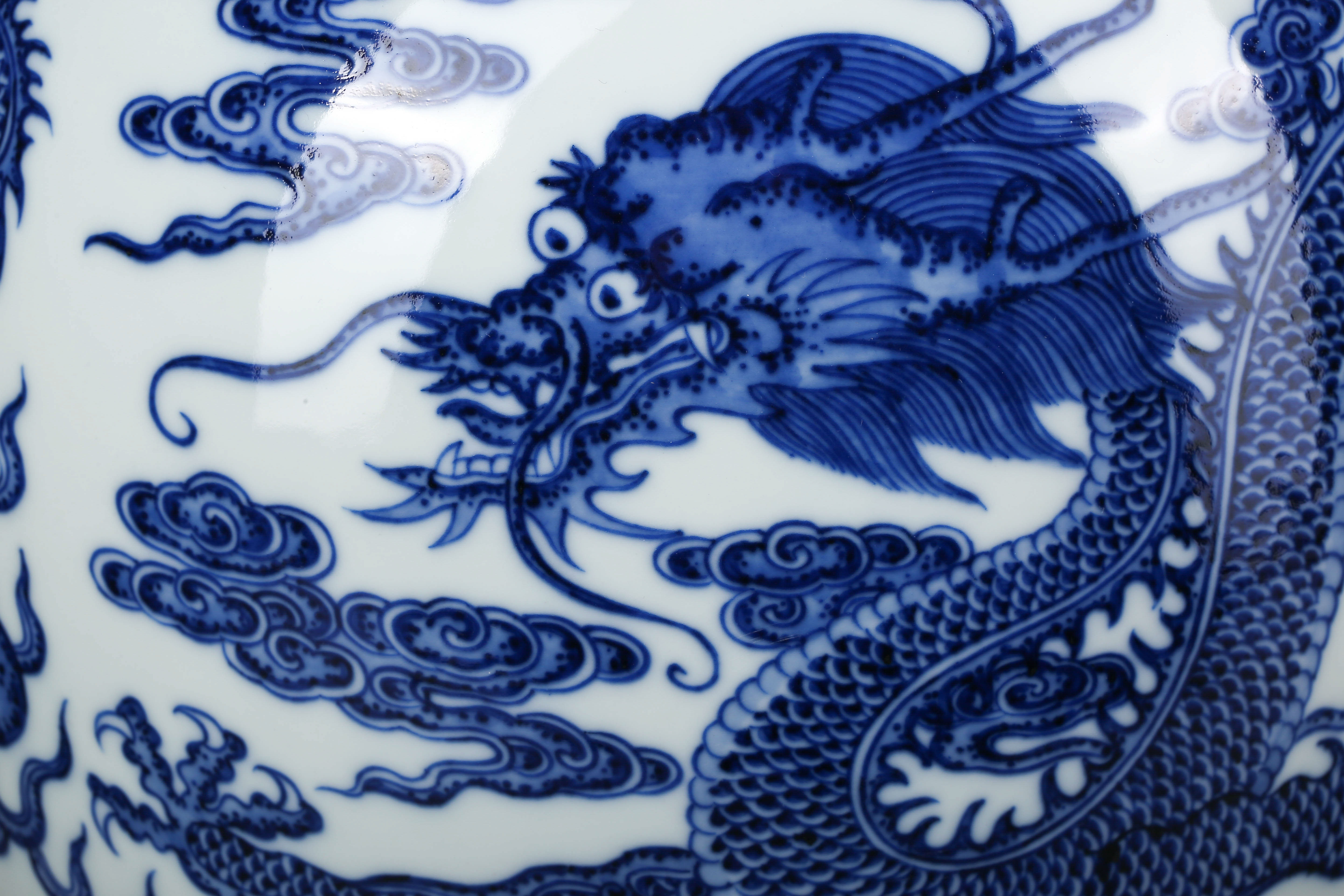 A Chinese Blue and White Dragons Vase Qianlong Mark - Image 4 of 11