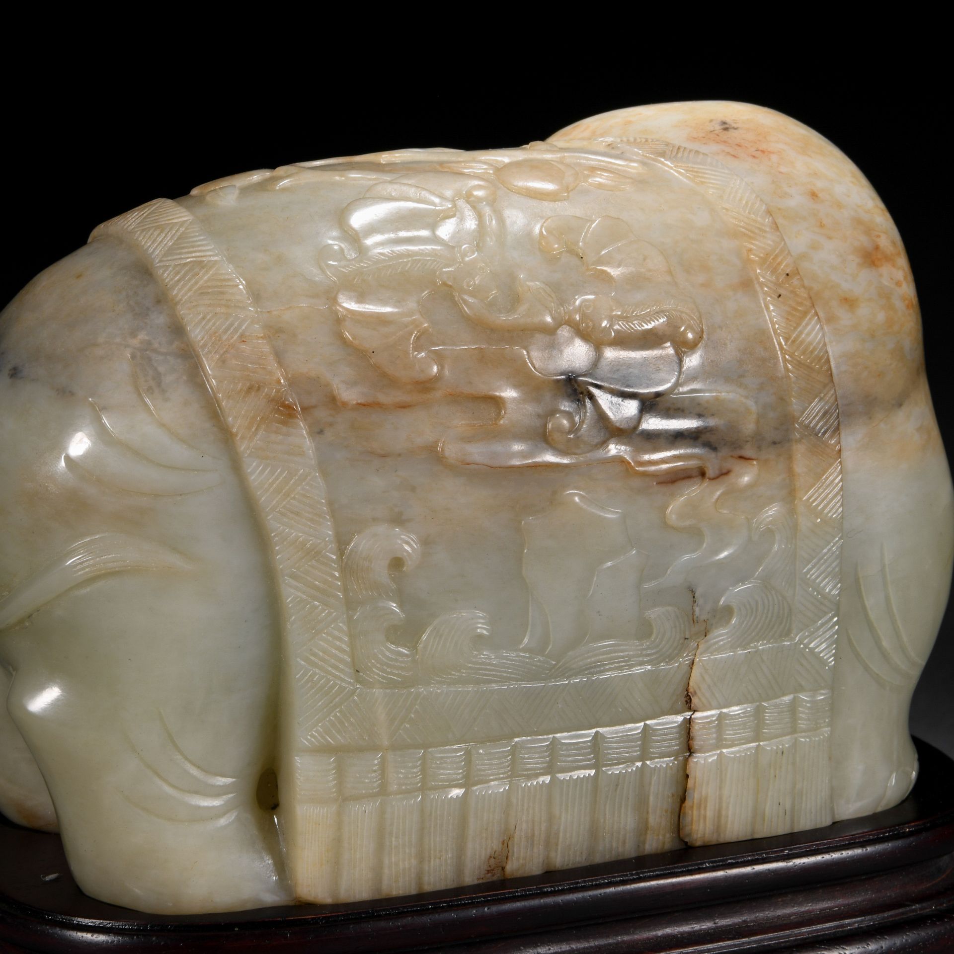 A Chinese Carved Jade Elephant - Bild 5 aus 7