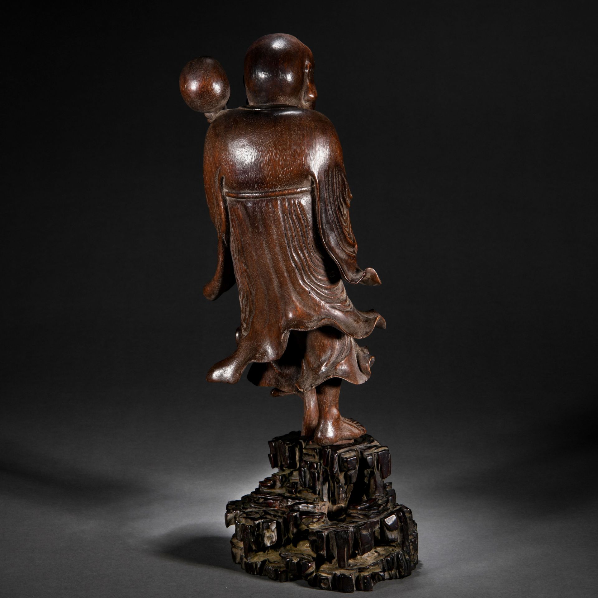 A Chinese Carved Rosewood Standing Figure - Bild 7 aus 8