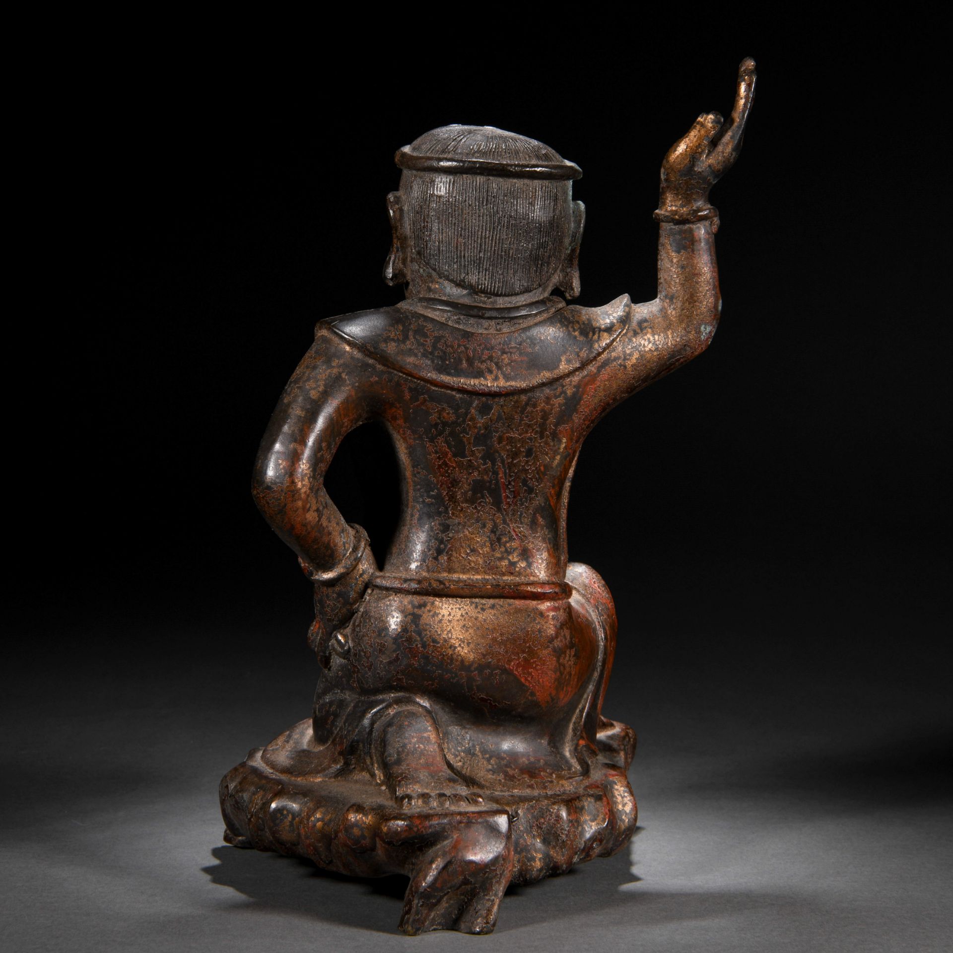 A Chinese Bronze Seated Figure - Bild 6 aus 8