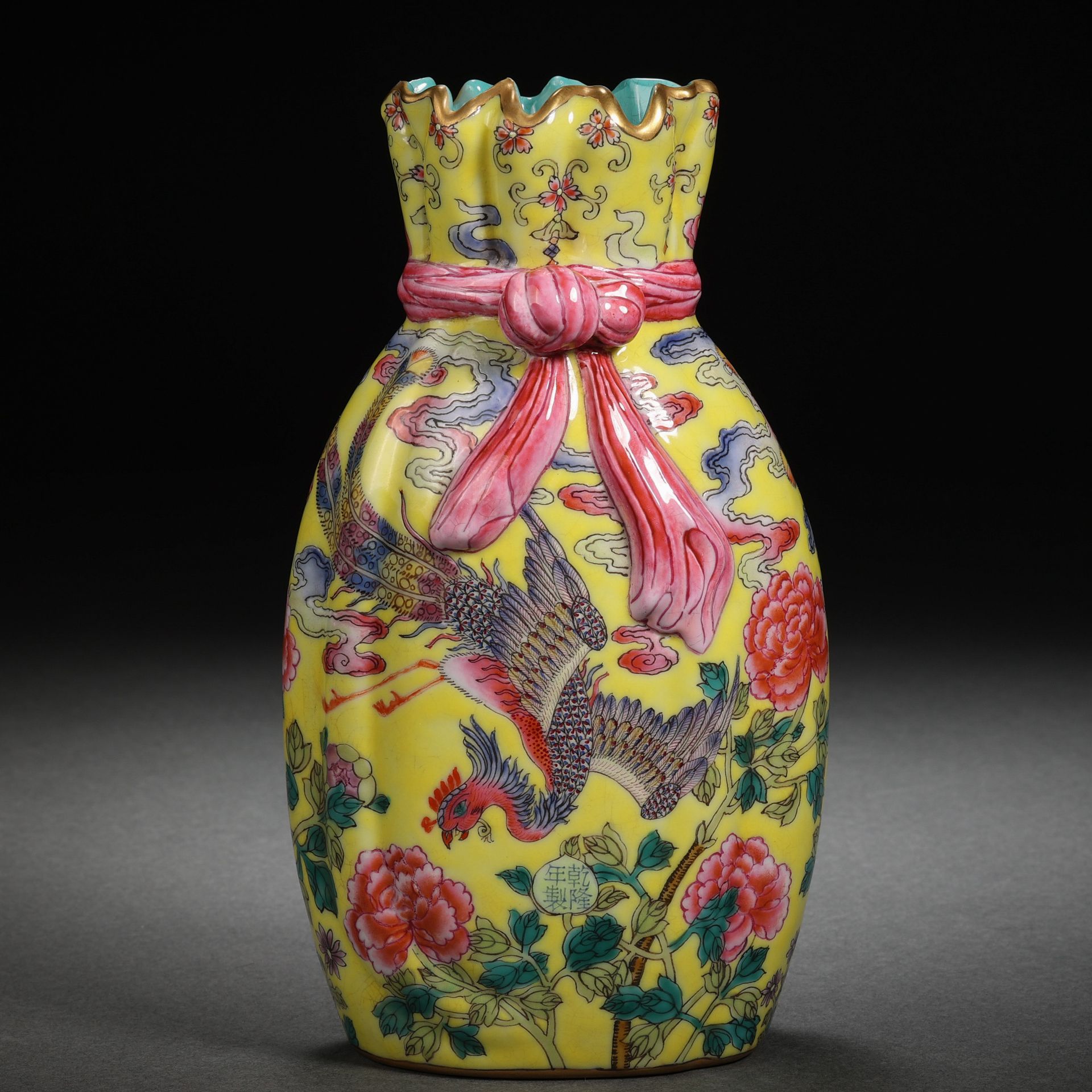 A Chinese Famille Rose and Gilt Ribbon Vase - Bild 7 aus 11