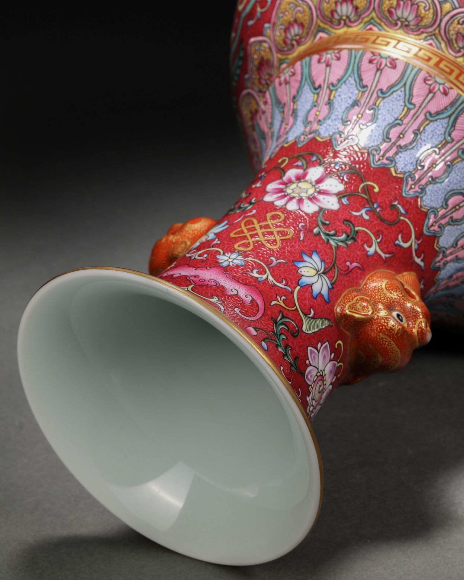 A Chinese Famille Rose Lotus Scrolls Vase - Bild 9 aus 10