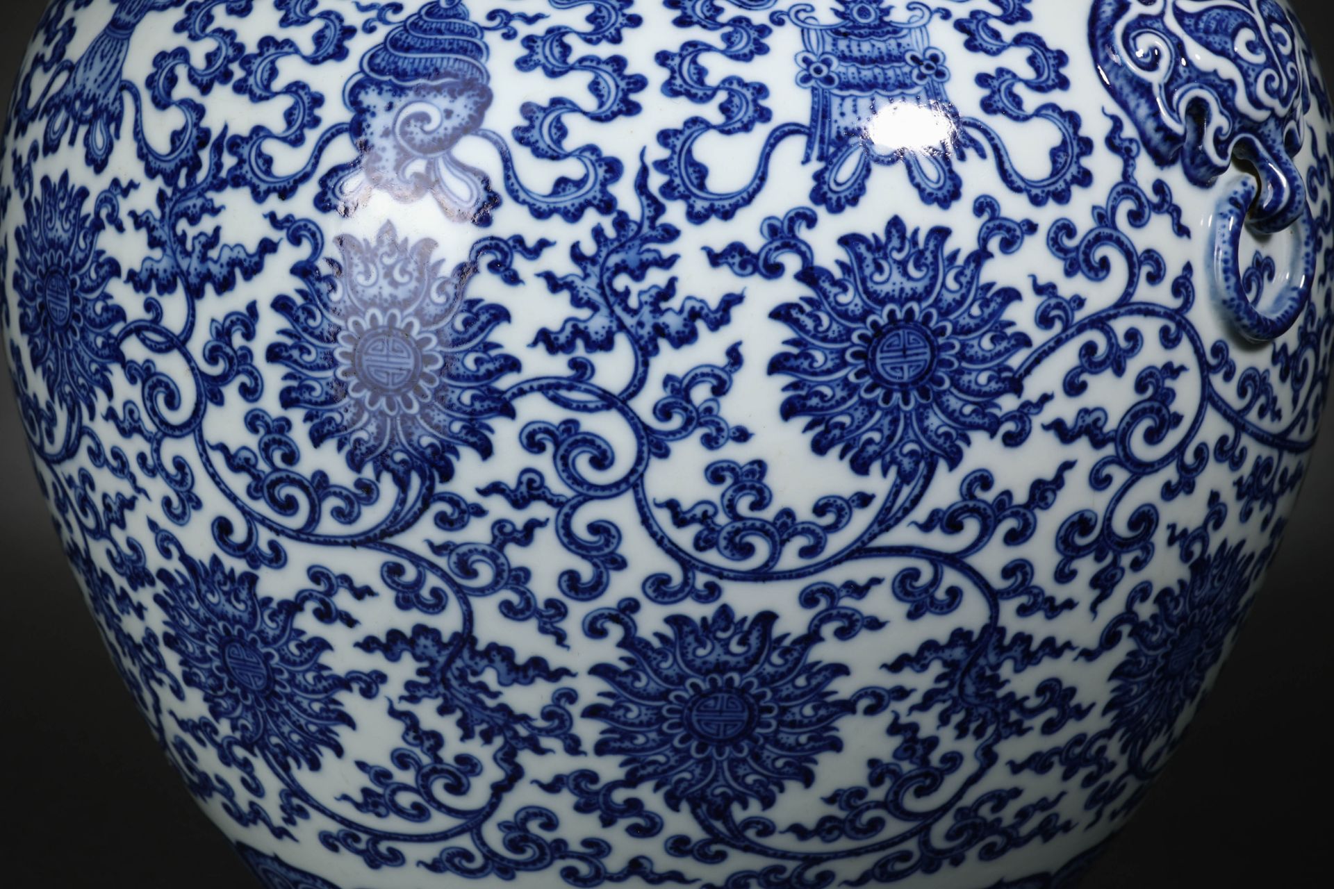 A Chinese Blue and White Lotus Scrolls Zun Vase - Bild 7 aus 15