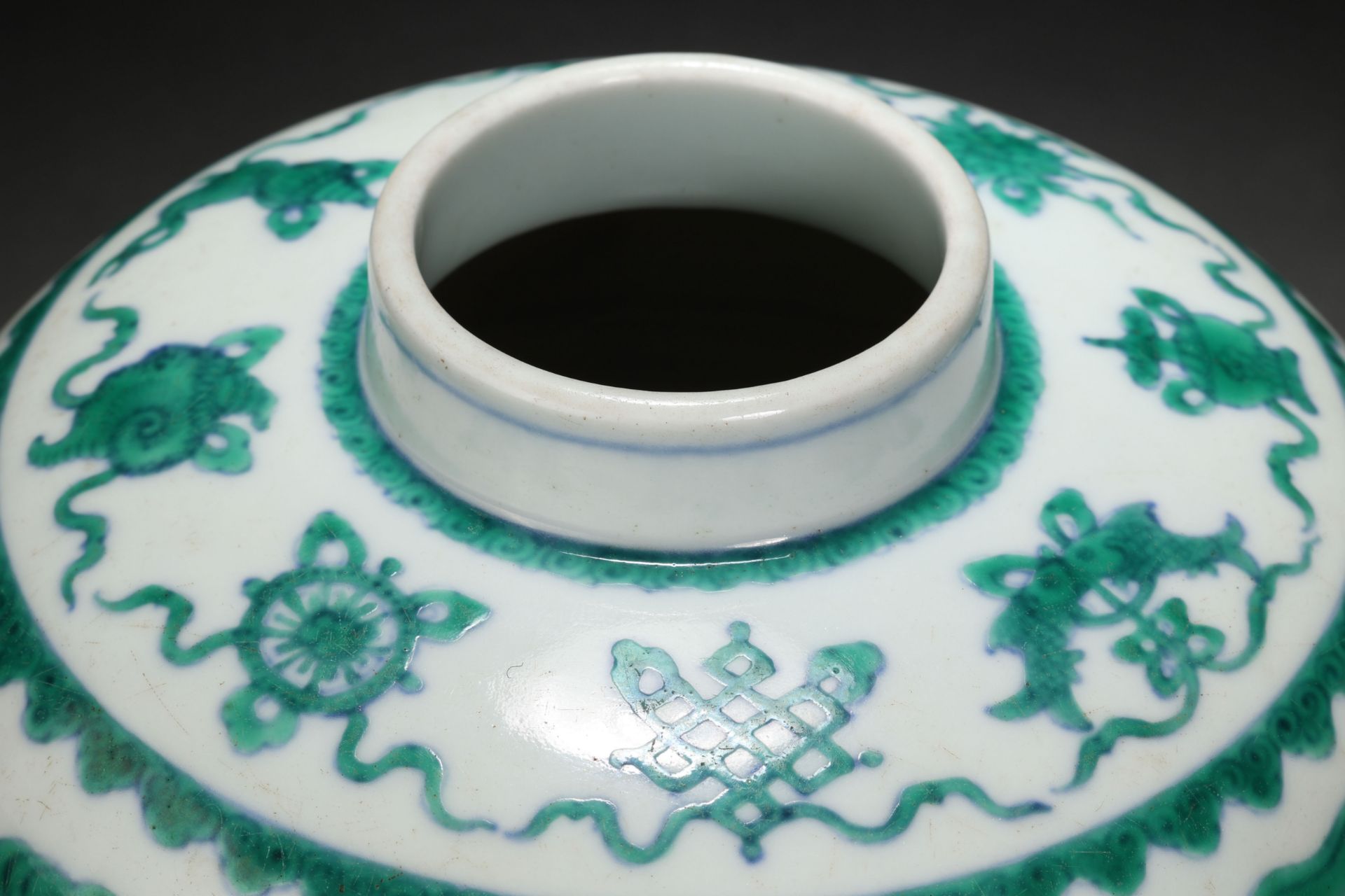 A Chinese Green Enamel Dragon Jar - Bild 5 aus 12