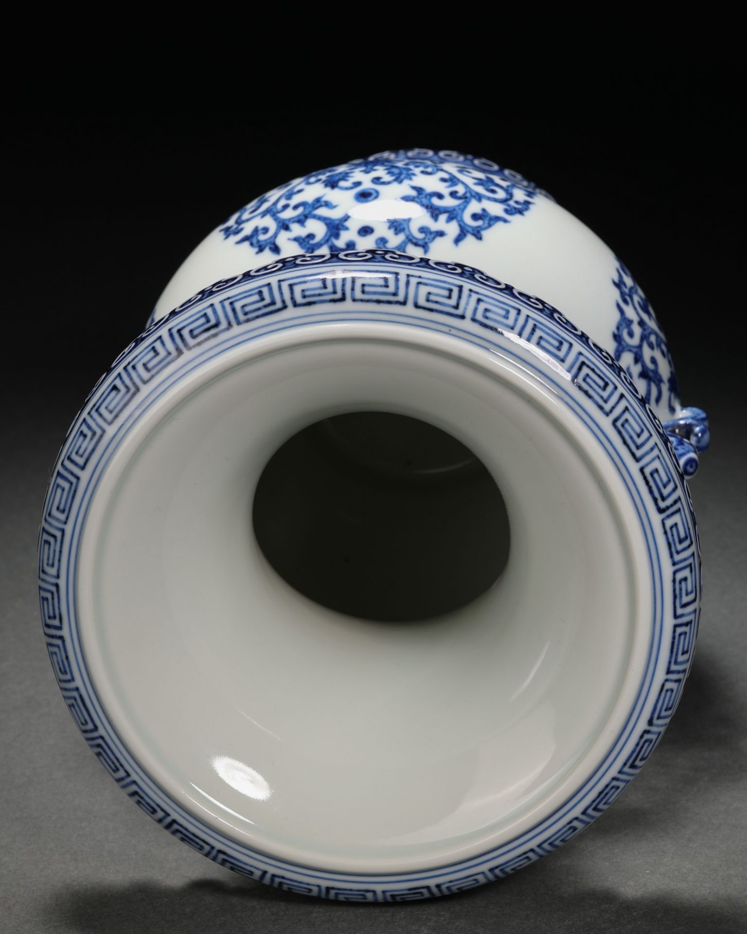 A Chinese Blue and White Floral Scrolls Zun Vase - Bild 10 aus 13