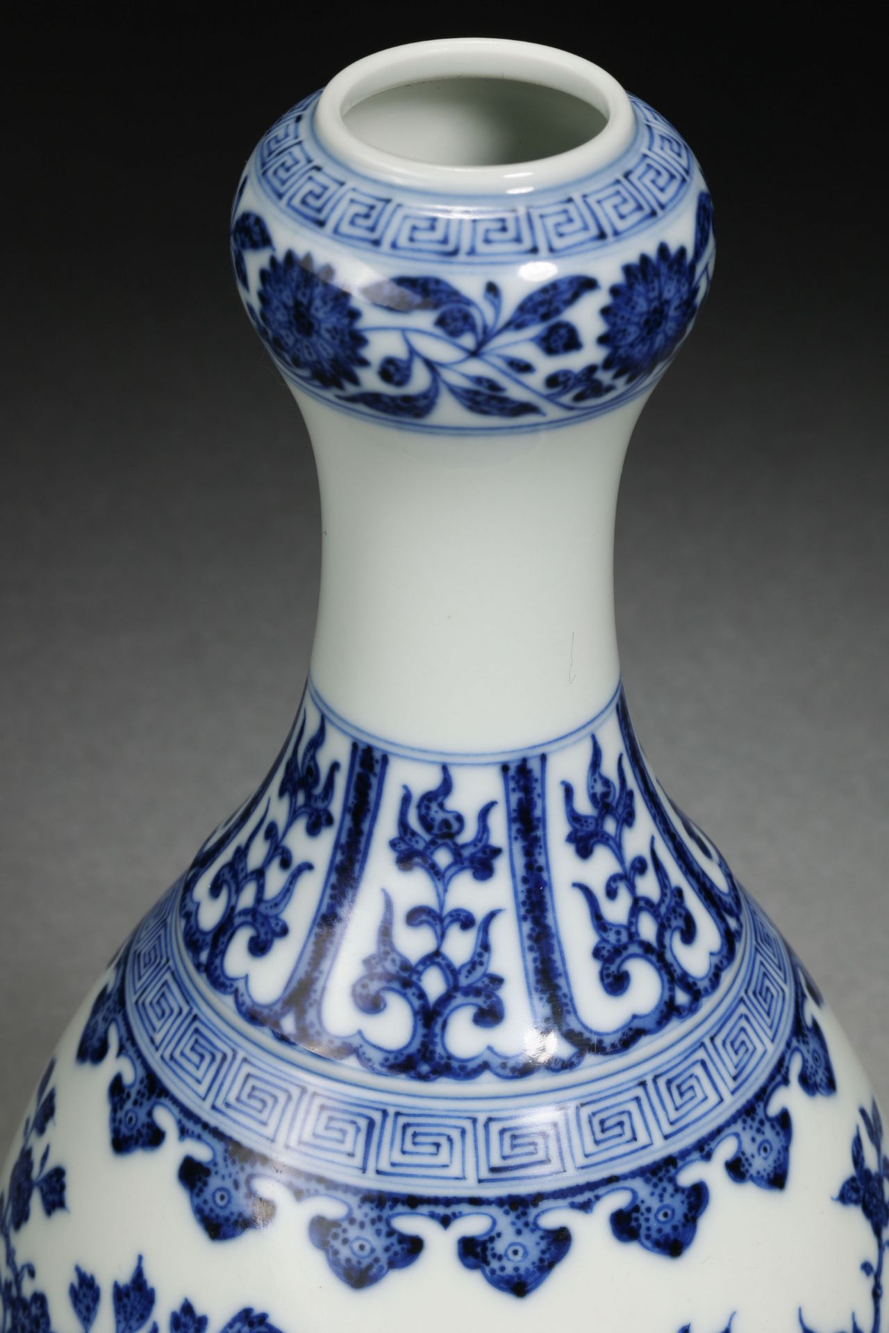 A Chinese Blue and White Garlic Head Vase - Bild 3 aus 10
