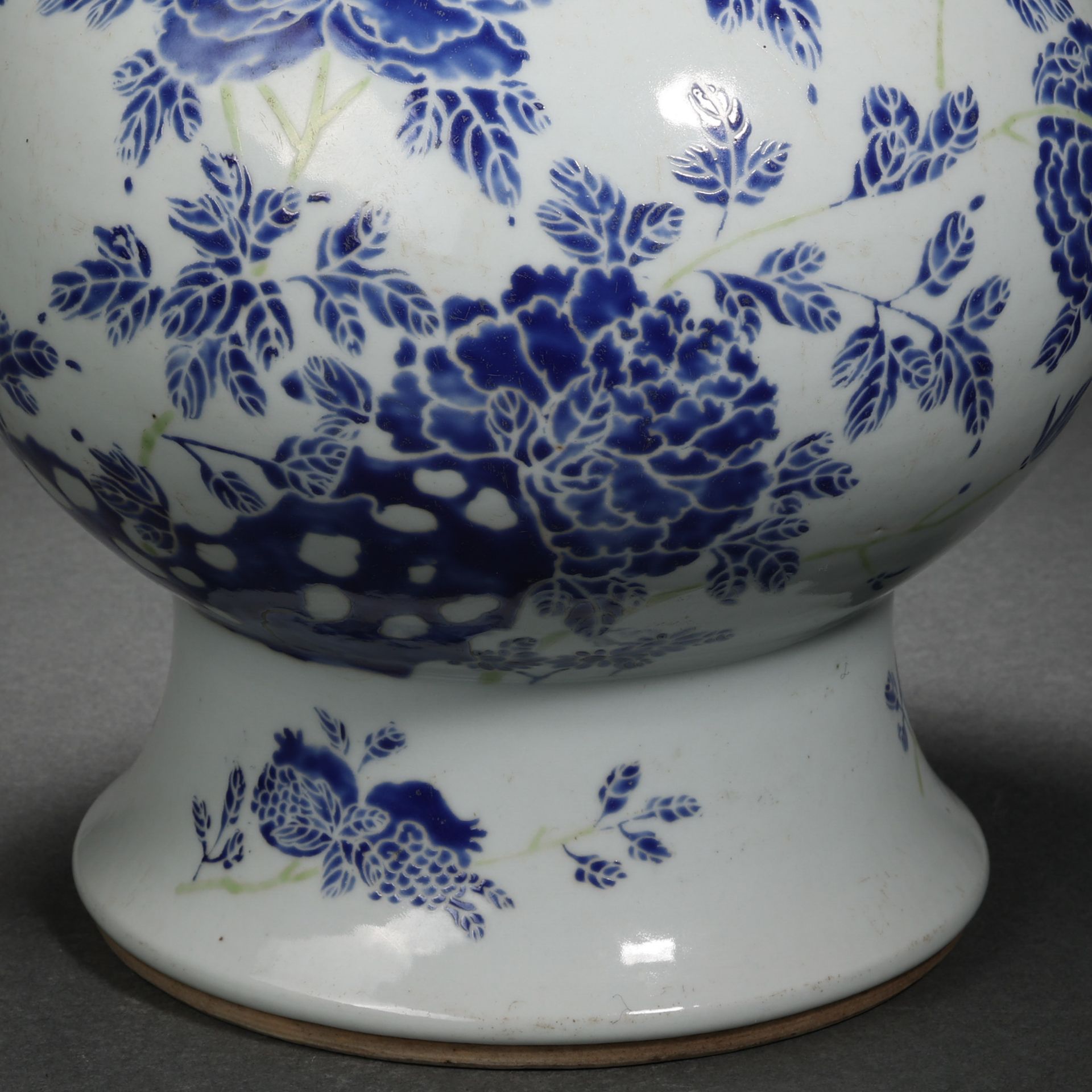 A Chinese Blue and White Flroal Vase - Bild 4 aus 11