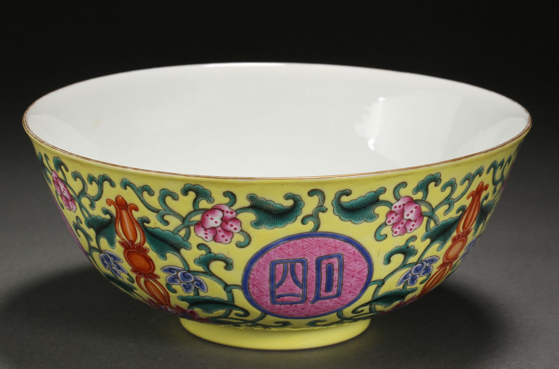 A Chinese Famille Rose Medallion Bowl - Bild 3 aus 8