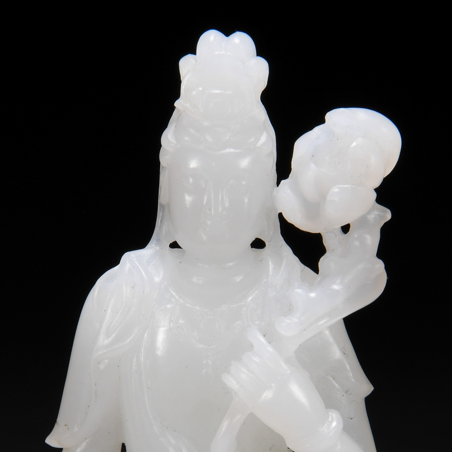 A Chinese Carved White Jade Seated Guanyin - Image 2 of 9