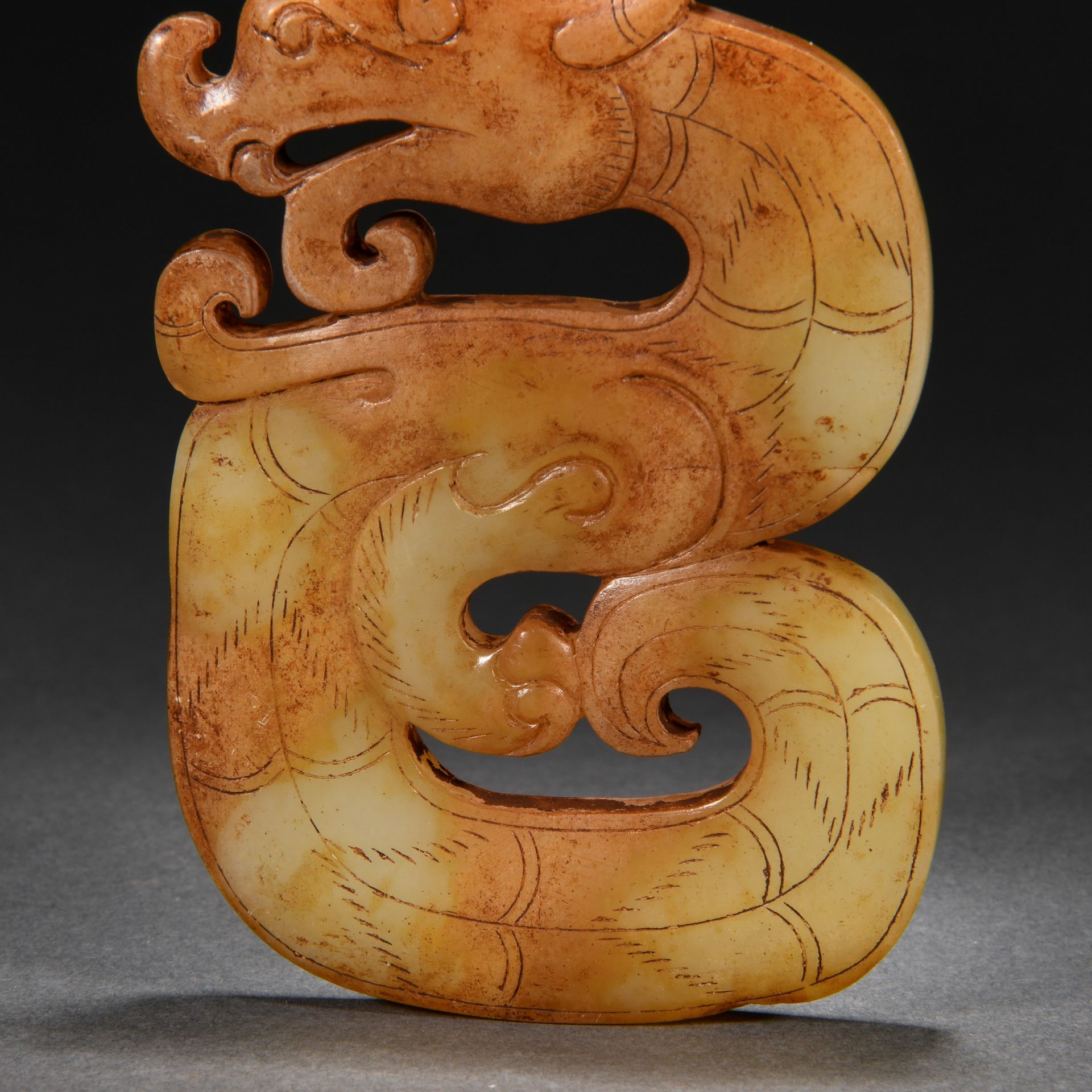 A Chinese Carved Jade Dragon Form Ornament - Bild 3 aus 7