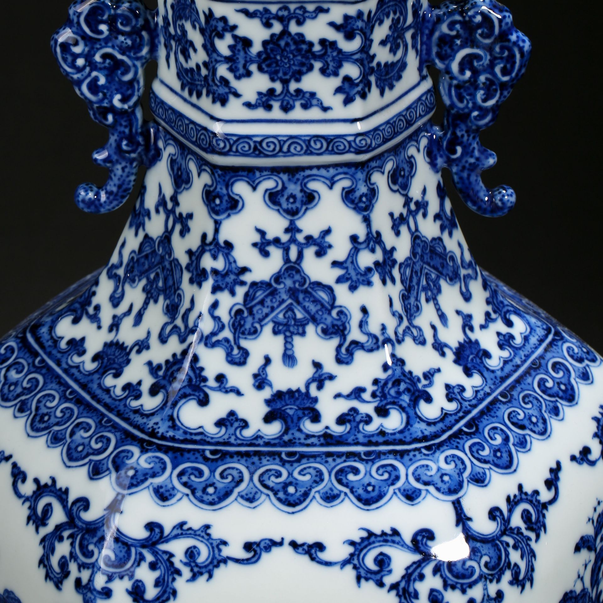 A Chinese Blue and White Hexagonal Vase - Bild 3 aus 9