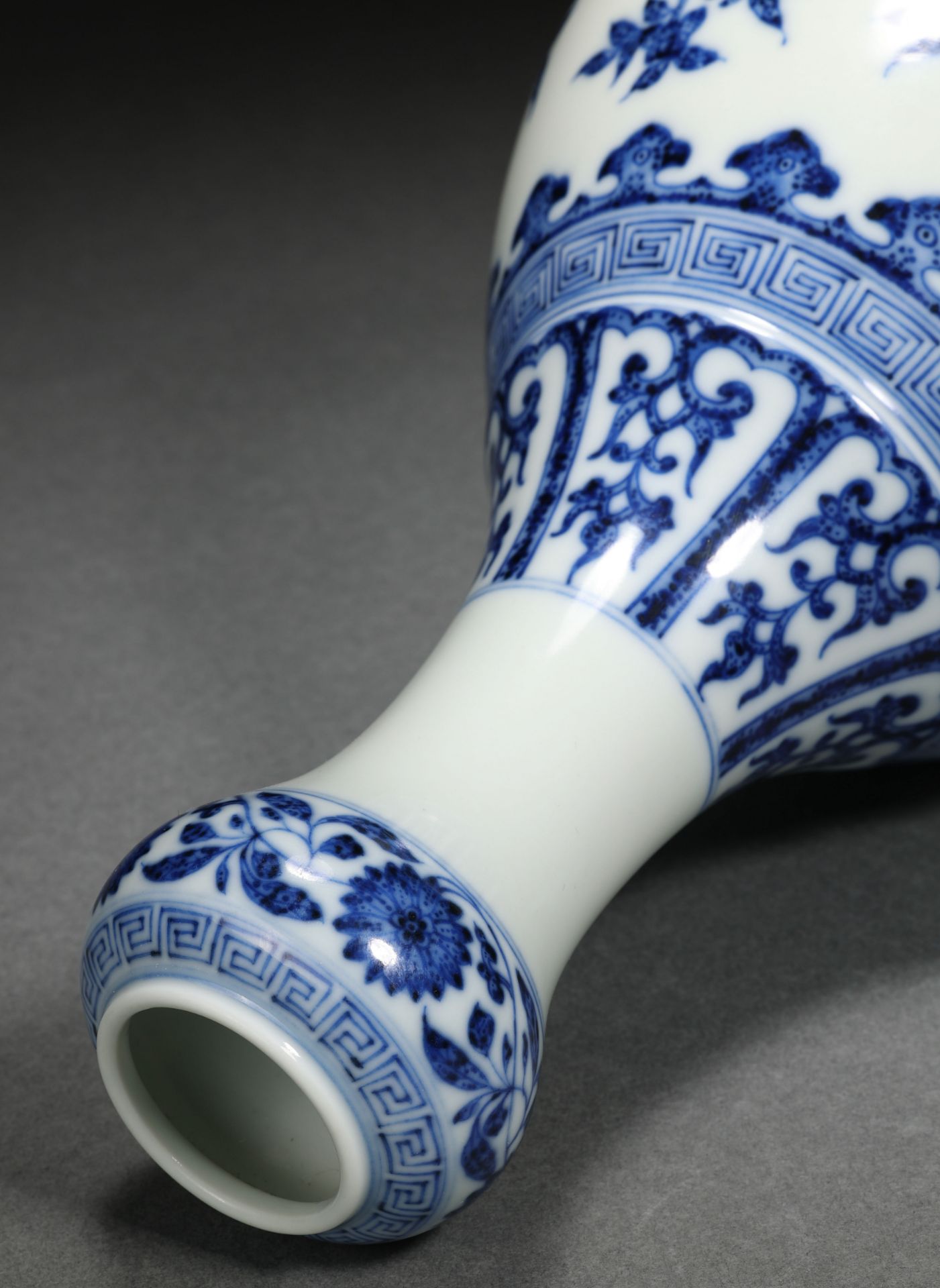 A Chinese Blue and White Garlic Head Vase - Image 8 of 10