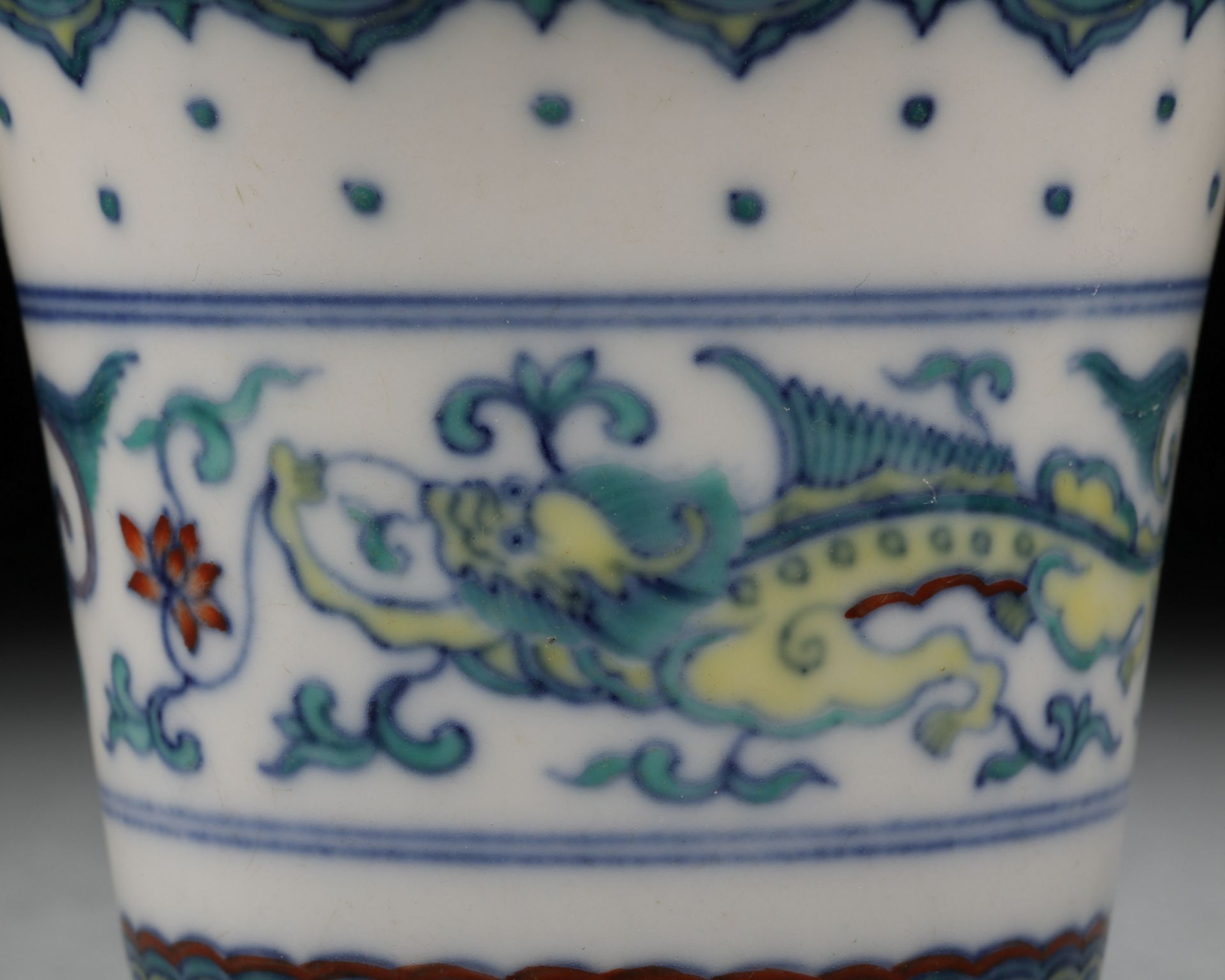 A Chinese Doucai Glaze Dragon Cup - Bild 3 aus 8