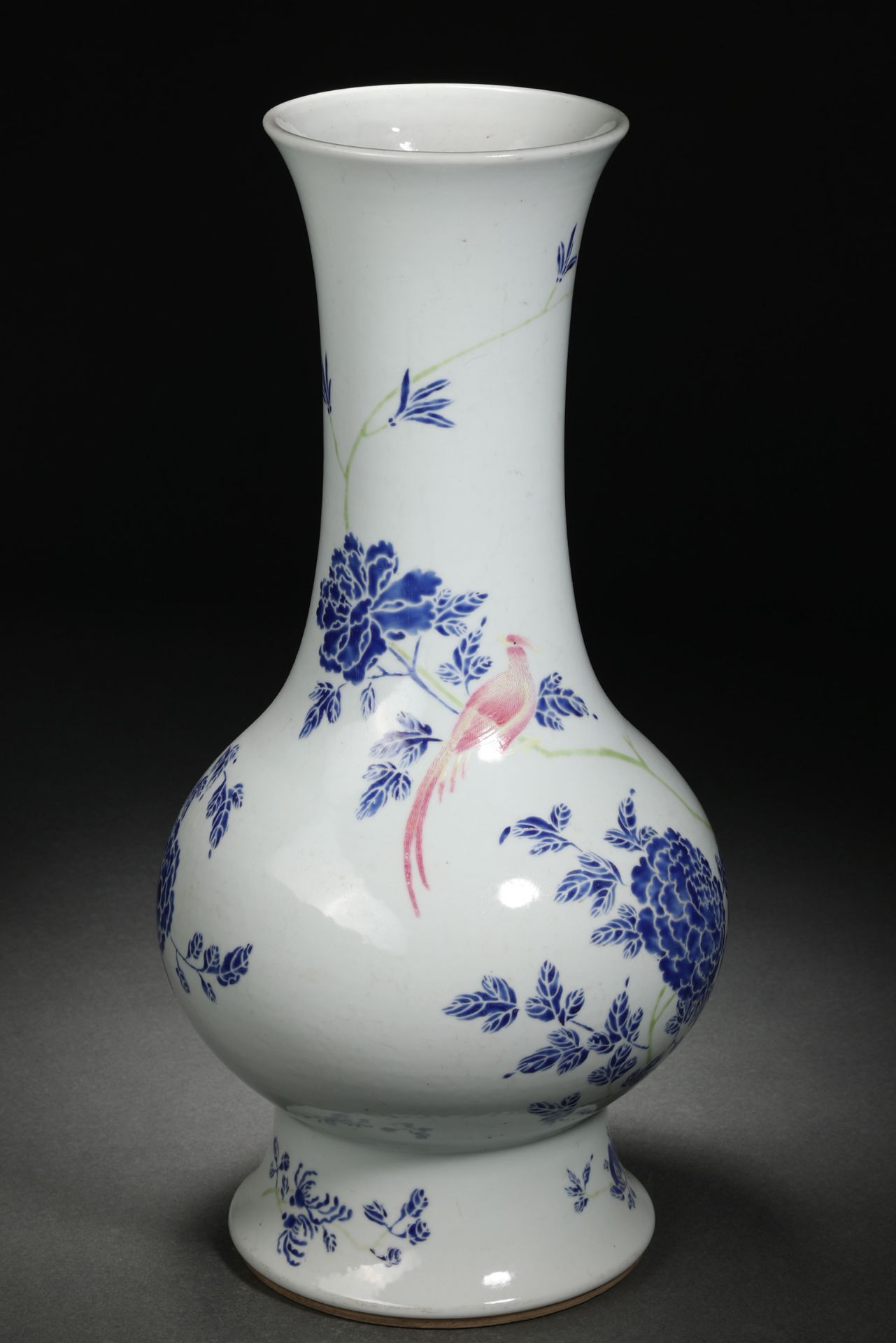 A Chinese Blue and White Flroal Vase - Bild 6 aus 11