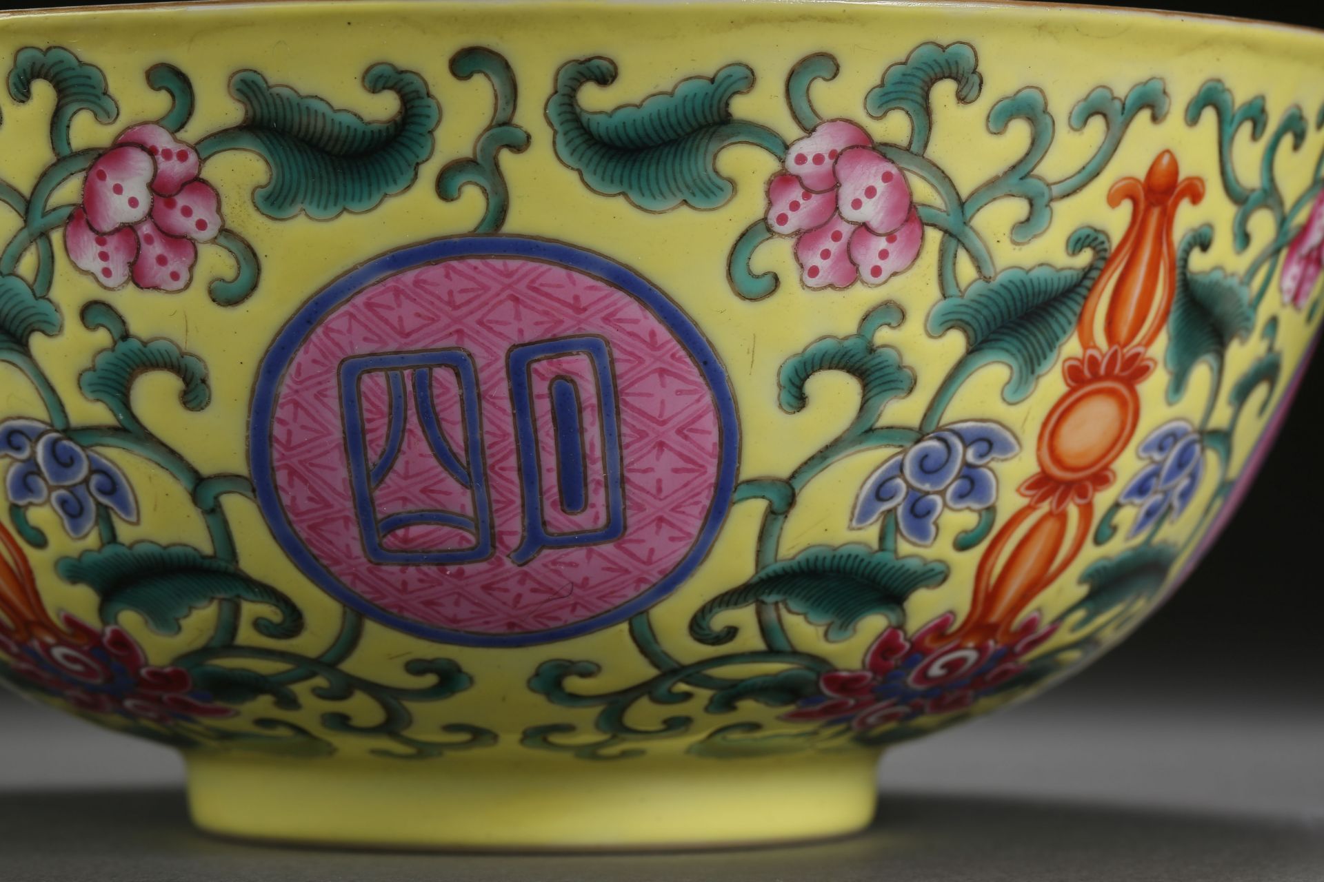 A Chinese Famille Rose Medallion Bowl - Bild 5 aus 8